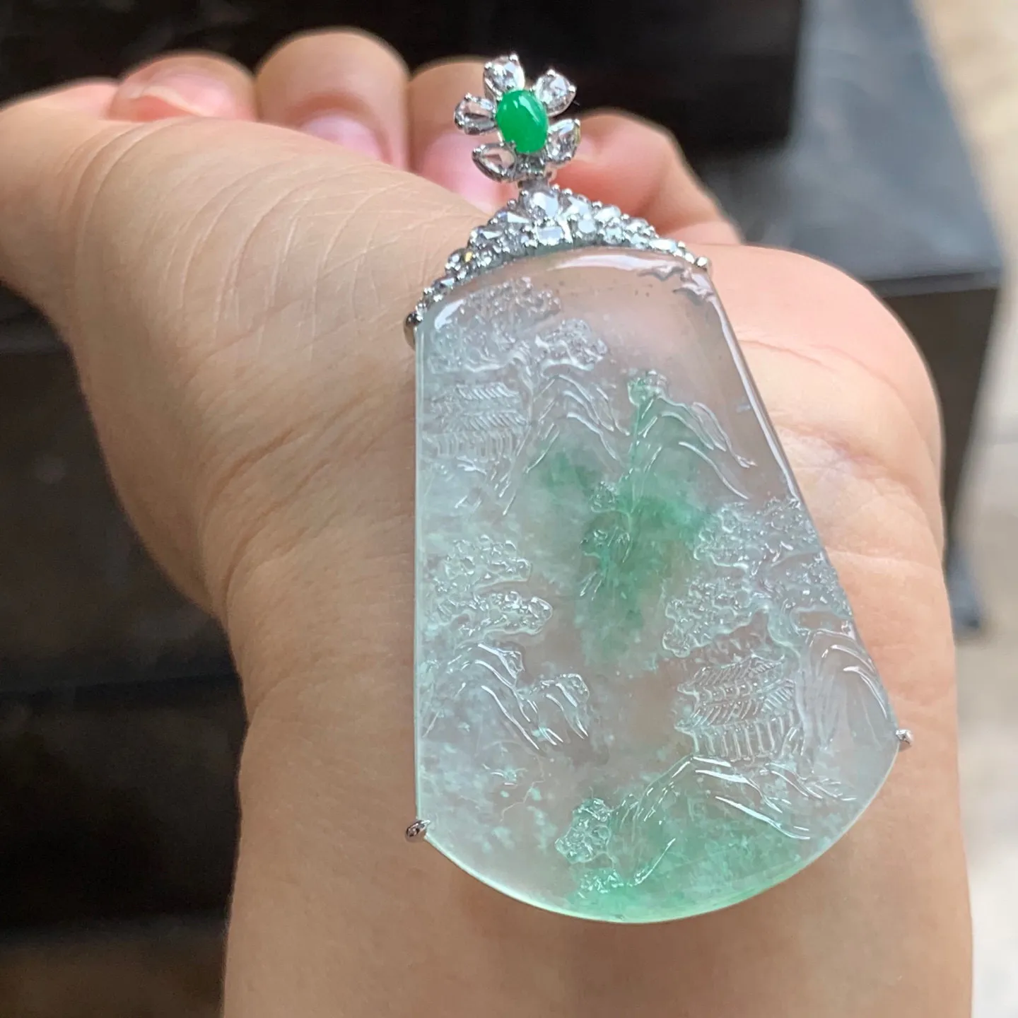 冰种飘绿山水牌 水润冰透 雕工精湛 意境优美