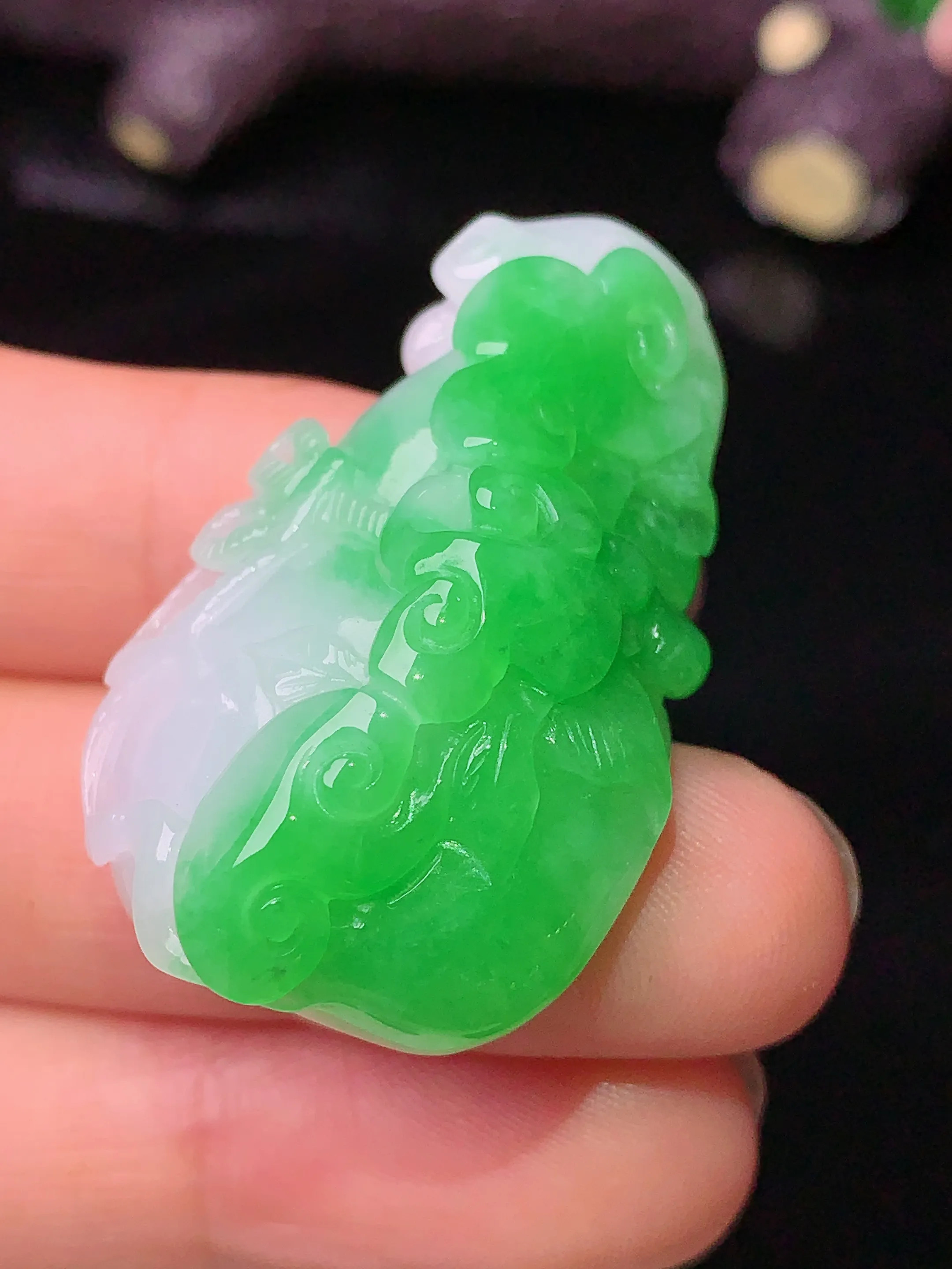 翠绿雕花葫芦吊坠 玉质细腻 色泽艳丽 整体尺寸39*24.3*13.5