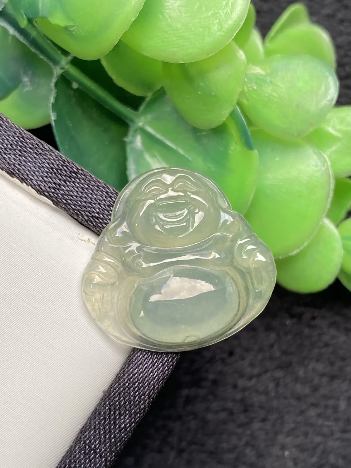 推荐【冰🧊起光佛公】淡绿色，无纹裂，水润冰透，细腻起光，种水很好，21.4*22.8*3.8，超值～～