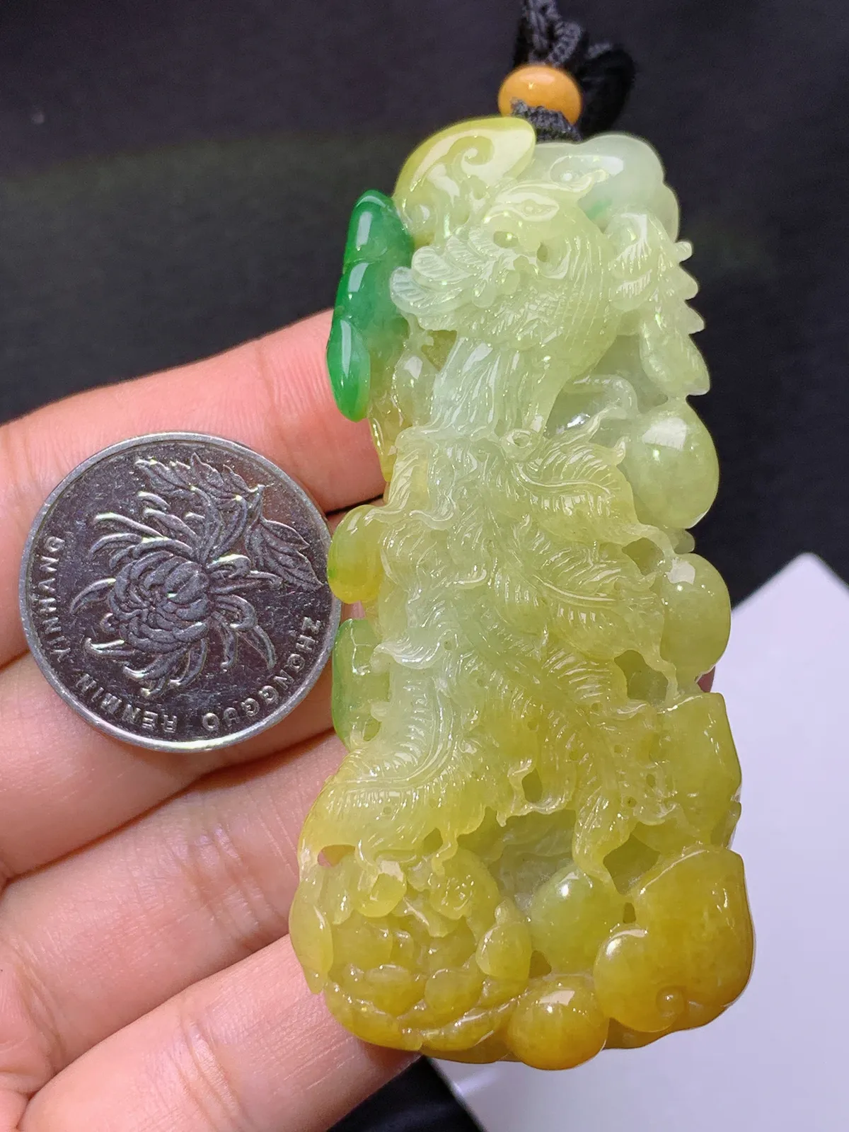 黄翡凤凰吊坠 色泽鲜艳，厚装种老，冰润水足 尺寸70*33.1*12.3
