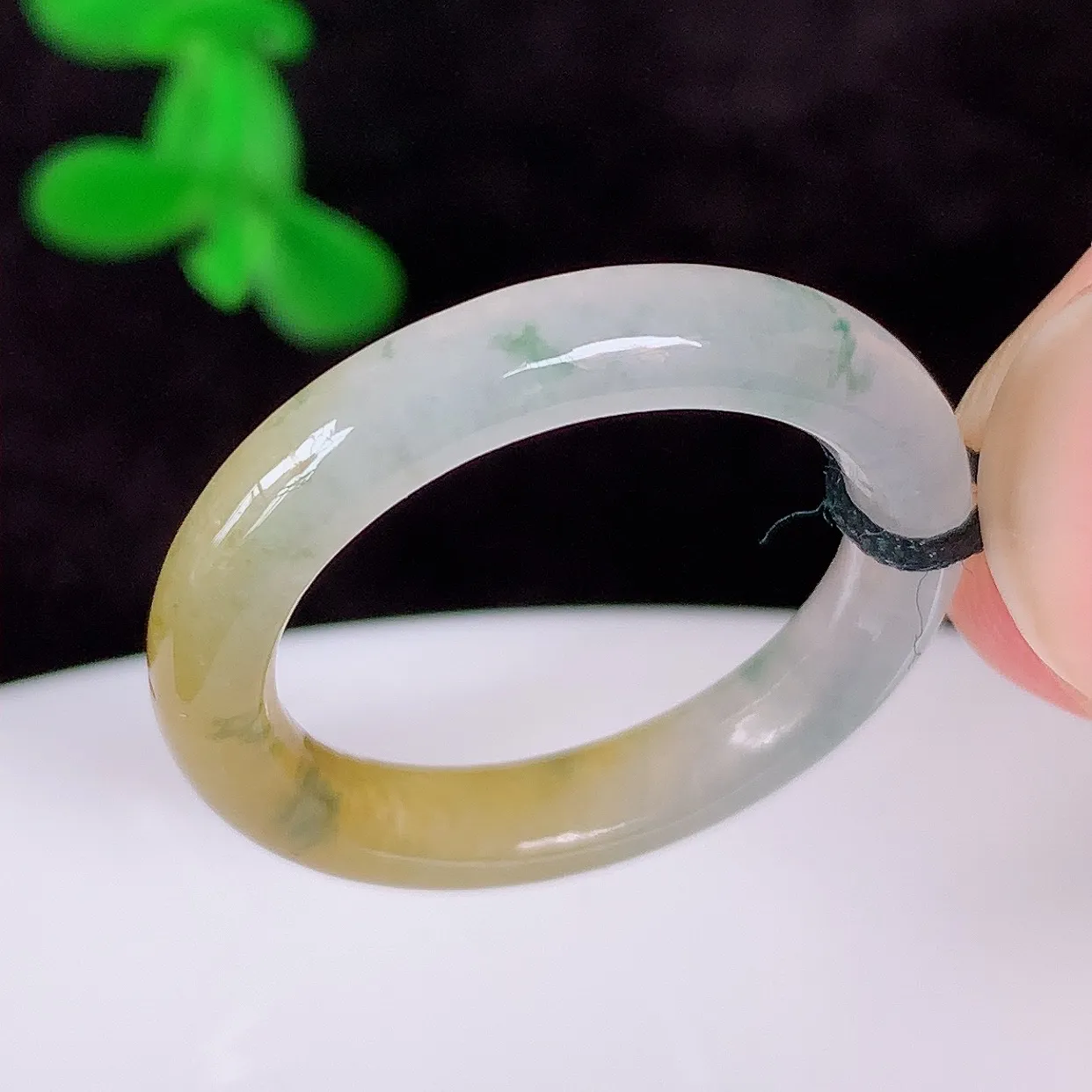 自然光实拍，冰润冰种黄翡17.5mm内径翡翠指环，玉戒指，玉质莹润，好精美好冰润的指环，15圈口，上手纤巧！#1.17