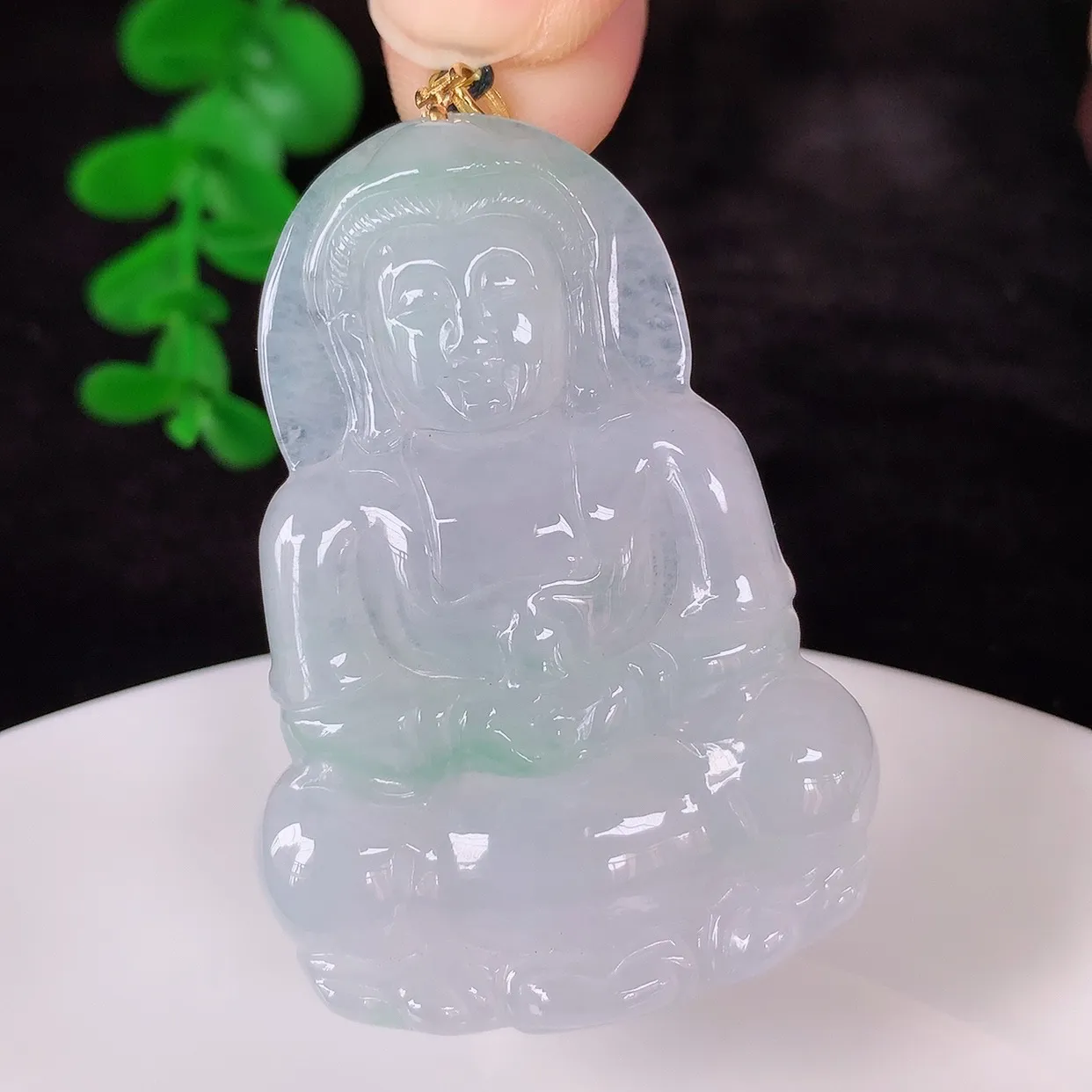 自然光实拍，18K金镶嵌冰飘绿翡翠观音吊坠，赐福翡翠观音，翠色迷人，观音面相端庄，佩戴时尚出众！#35.17