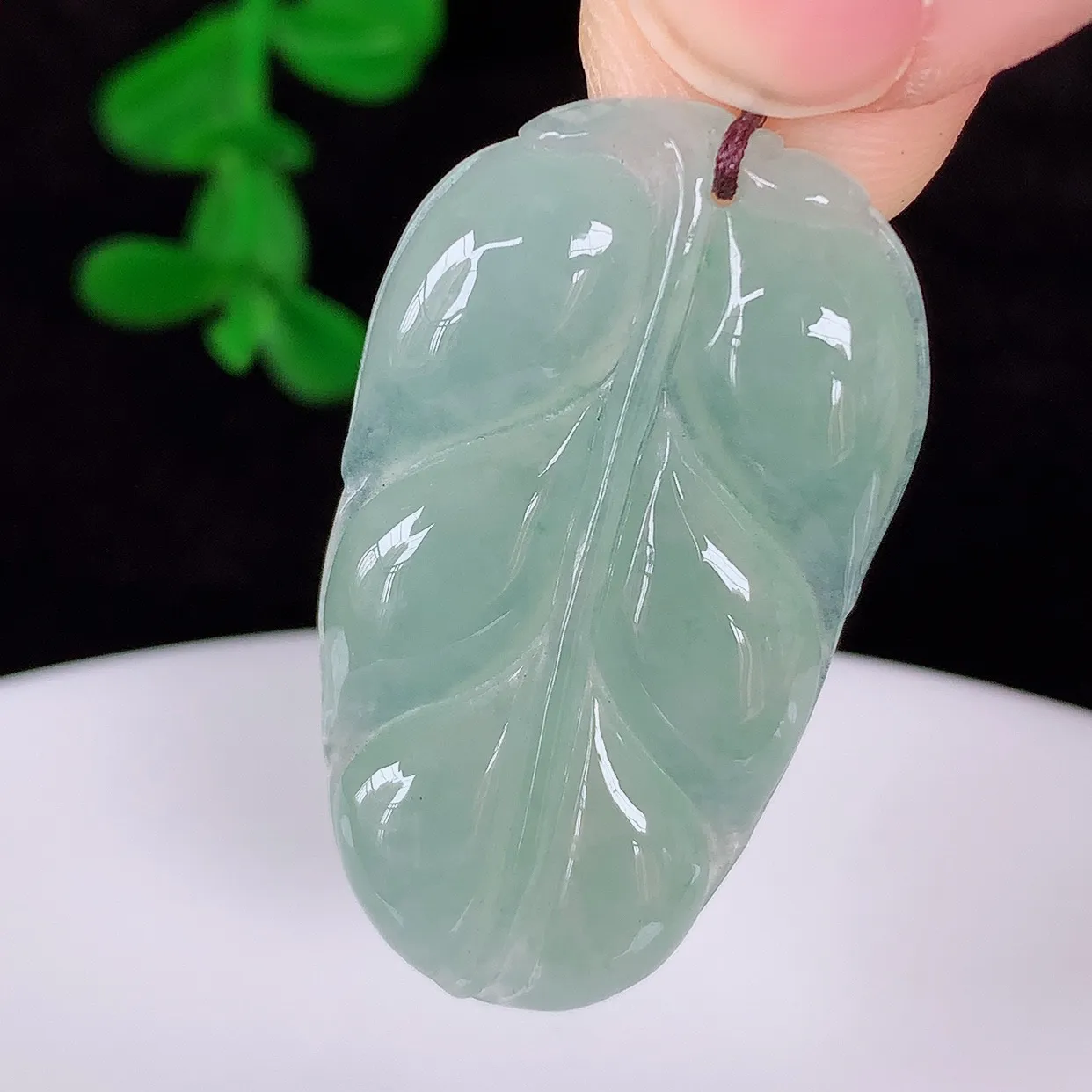 自然光实拍，冰润冰种翡翠事业有成叶子吊坠，莹润且起胶，叶子清秀优雅，佩戴大业有成！#57.17