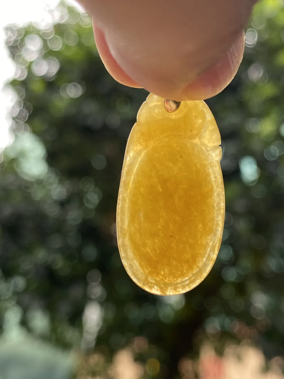 推荐【冰🧊黄龙头贝】黄翡福贝的作用与黄翡貔貅一样，贝在古代就是钱币，寓意辈辈有钱财源滚滚，黄翡也招财，无纹裂，水润，细腻，种老，品相佳，带银扣，超有性价比～～石头尺寸30.6*15.8*4.6