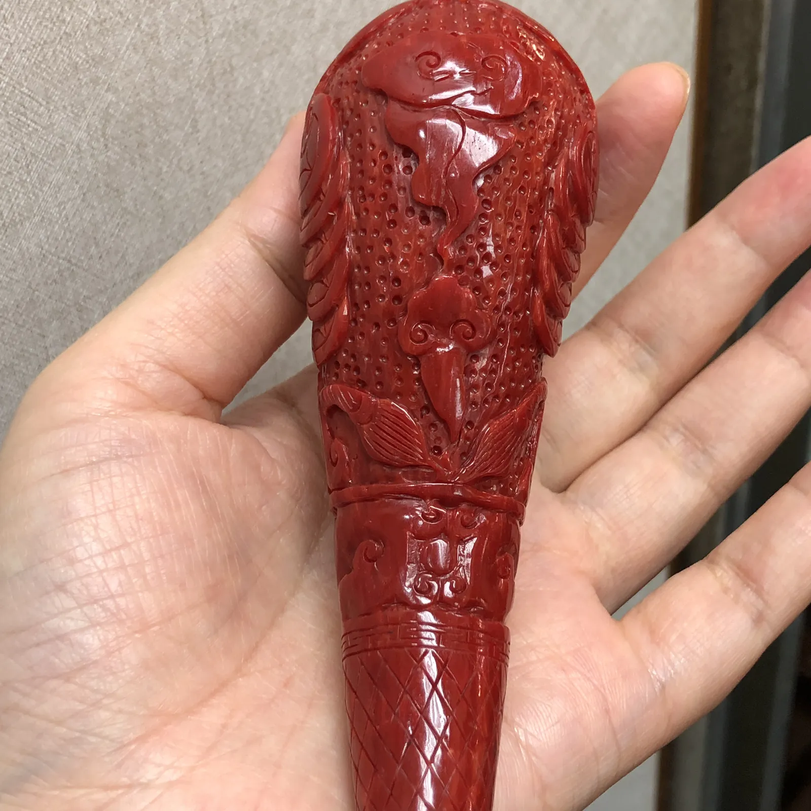 【红珊瑚福在眼前烟斗】钱在福在！采用台湾拼接工艺，精心选料，精心雕刻，黑色为人造牛角材料，尺寸：长135mm，宽39.2mm，高46.8mm，重量156.42克！珊瑚属有机宝石，色泽喜人，质地莹润，生长于远离人类的深海中。与珍珠、琥珀并列为三大有机宝石，在东方佛典中亦被列为七宝之一，自古即被视为富贵祥瑞之物。红色代表着吉祥、喜庆、热烈、奔放、激情、斗志！