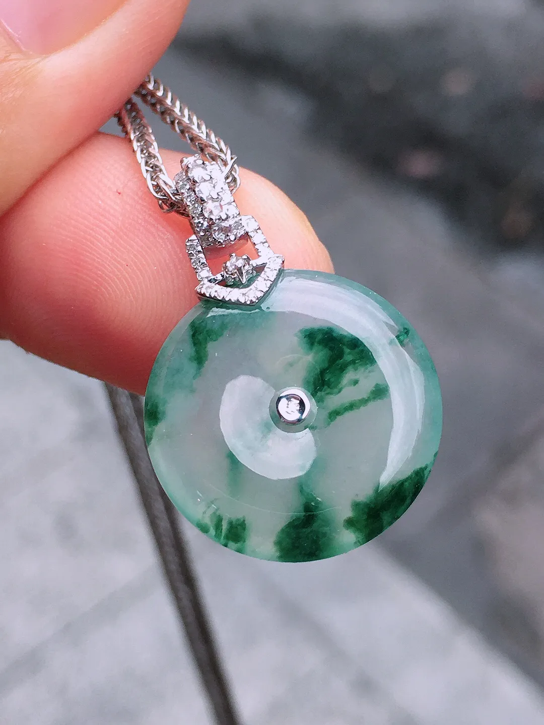 冰飘花平安扣吊坠，色泽艳丽，玉质细腻，荧光感超
强，饱满圆润，气质满满。18k
金豪华镶嵌
