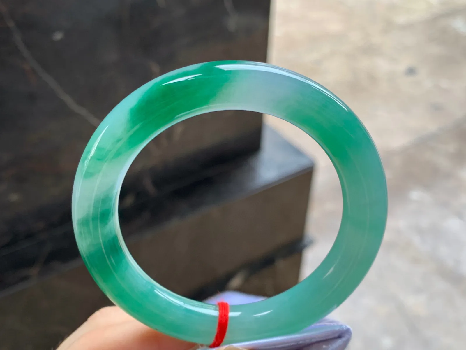 飘绿圆条手镯
尺寸：55.2-10.7mm
底子细腻干净～绿花漂亮大力推荐哦～