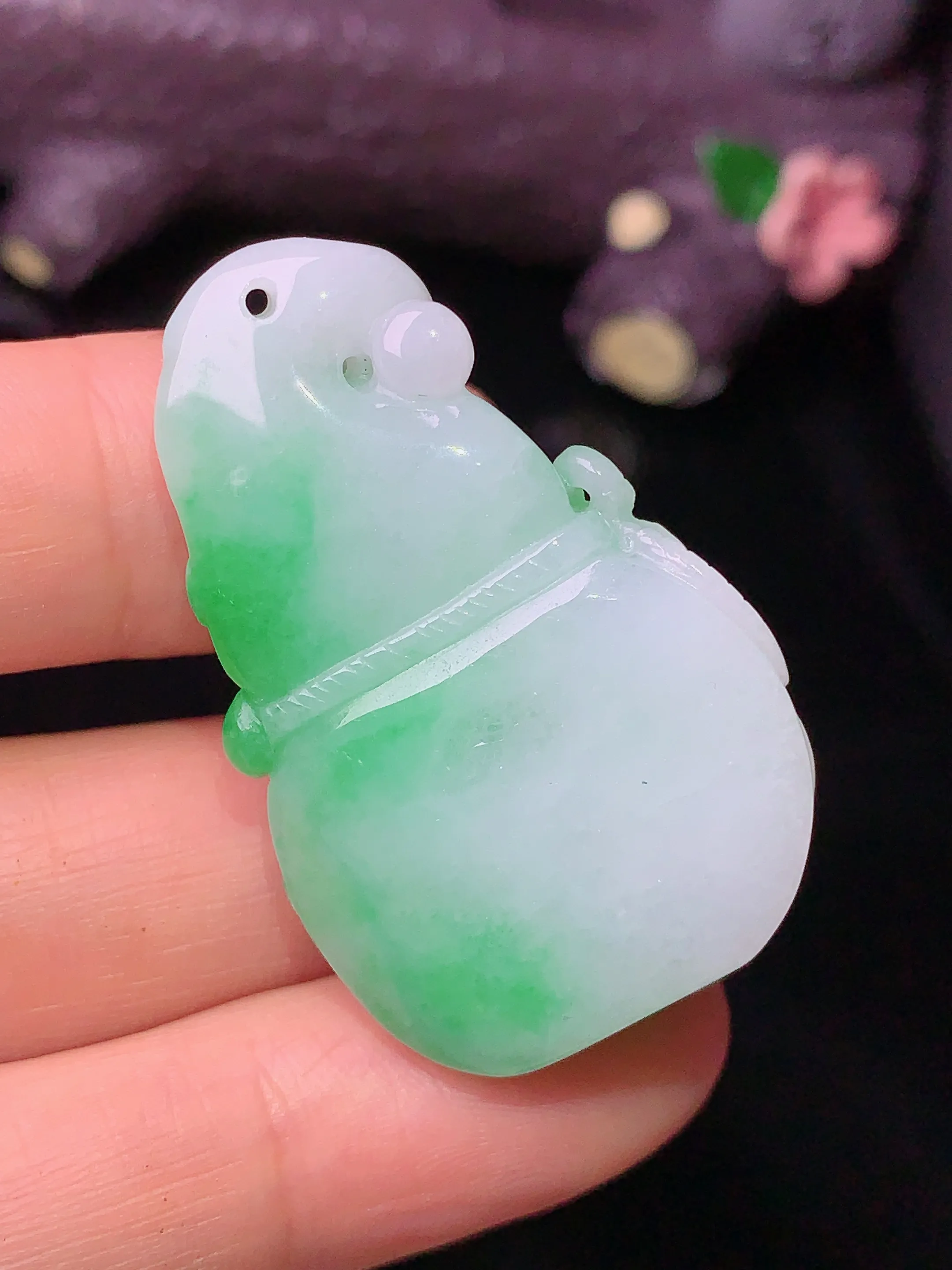 翠绿雕花葫芦吊坠 玉质细腻 色泽艳丽 整体尺寸39*24.3*13.5