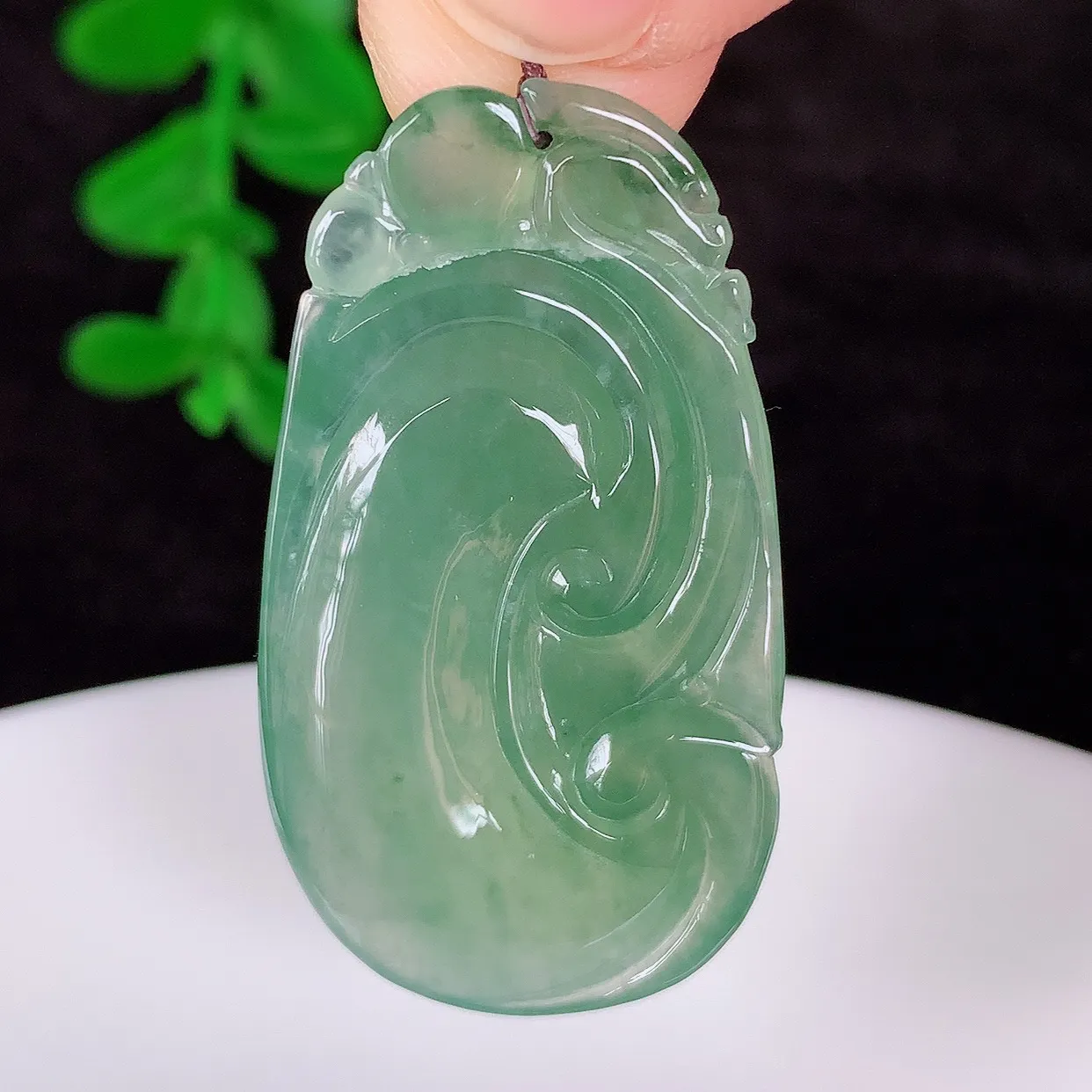 自然光实拍 冰种飘绿翡翠如意吊坠，翡翠如意，上身效果非常美，饱满大气，工艺美，万事如意，如意一生 #01.17