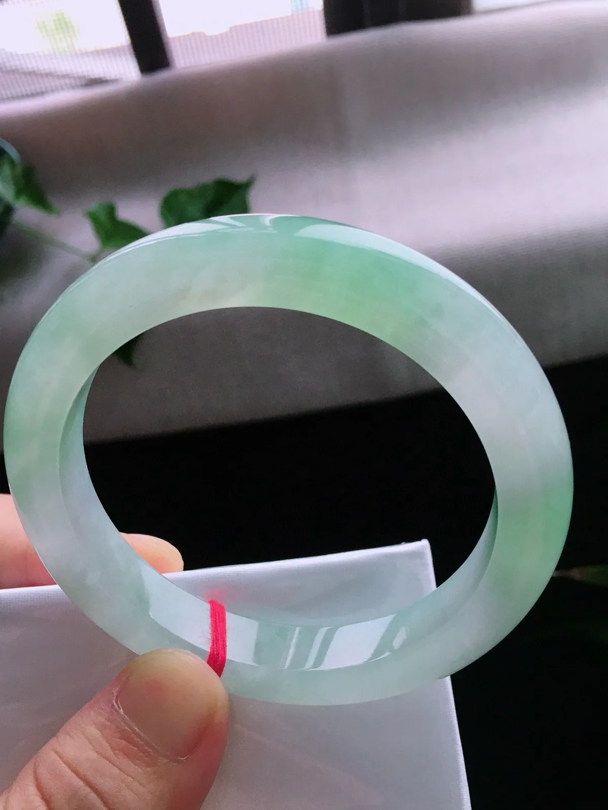 圈口59，正圈手镯，玉质冰润细腻，色泽清新，尺寸59-11.4-9.3mm