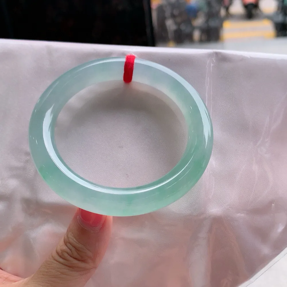 圆条冰玻阳绿 无瑕 尺寸:55.4/10.2 种色俱佳
