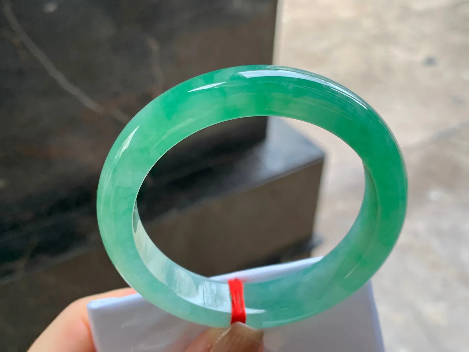 冰飘绿手镯
尺寸：54-12.4-8.4mm
种水好 很耐看的料子上手漂亮