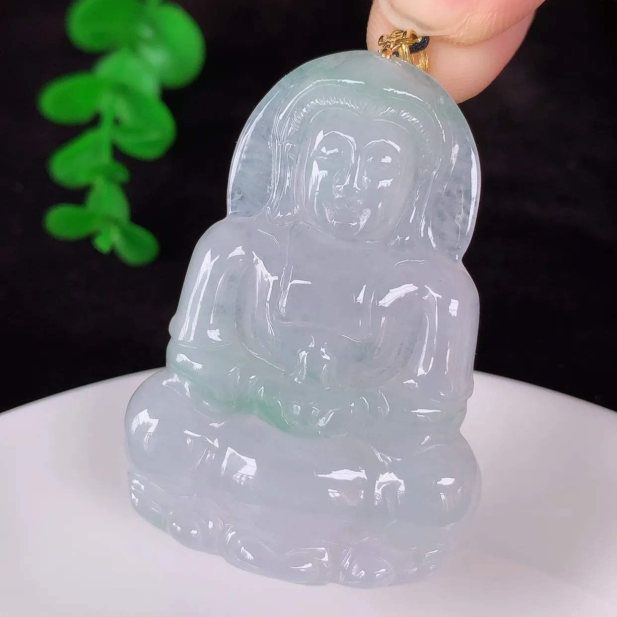 自然光实拍，18K金镶嵌冰飘绿翡翠观音吊坠，赐福翡翠观音，翠色迷人，观音面相端庄，佩戴时尚出众！#3