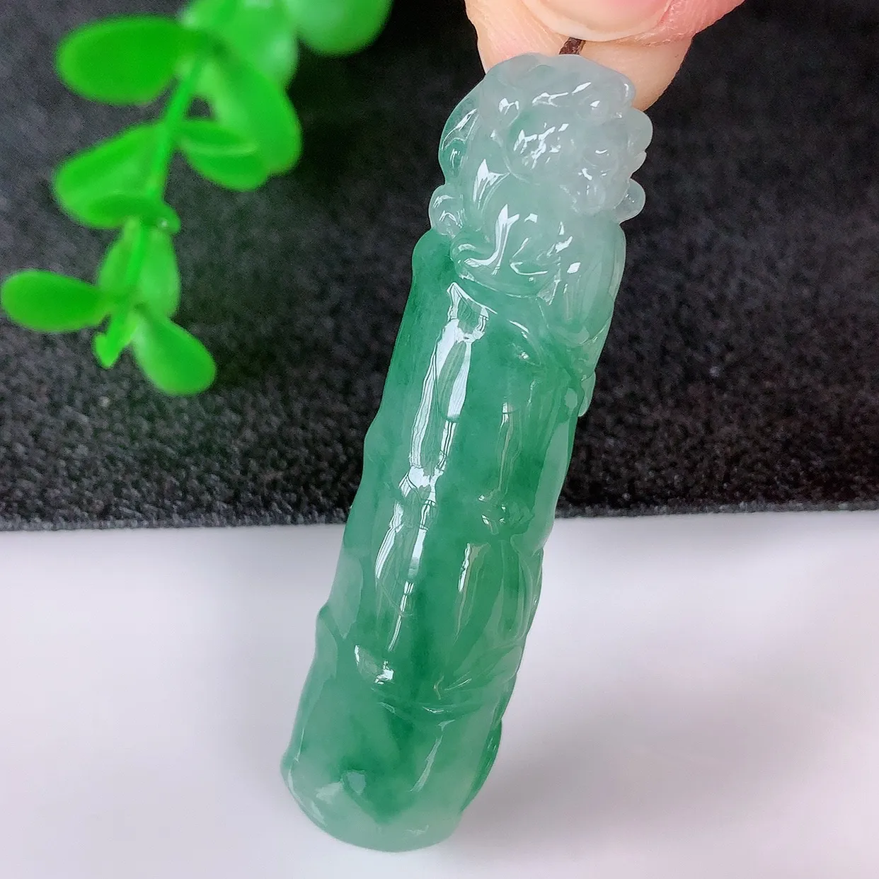自然光实拍，冰润冰飘绿翡翠节节高竹节玉坠，款式时尚大方，竹节寓意好，佩戴事业，学业节节高升！#01.