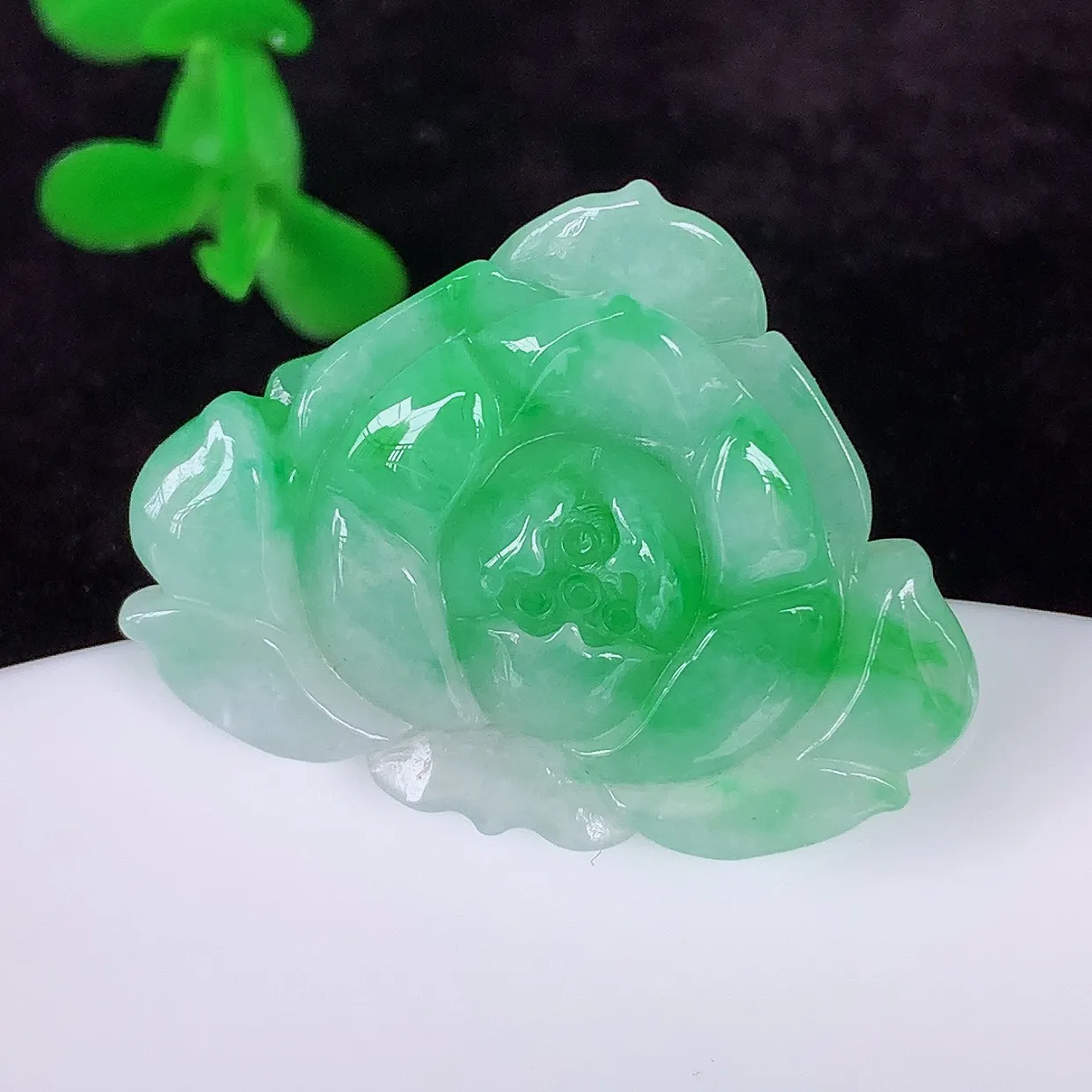 自然光实拍，冰润冰糯种飘阳绿翡翠莲花吊坠，种老水足，翠色灵动，寓意美好，佩戴时尚出众！#01.17