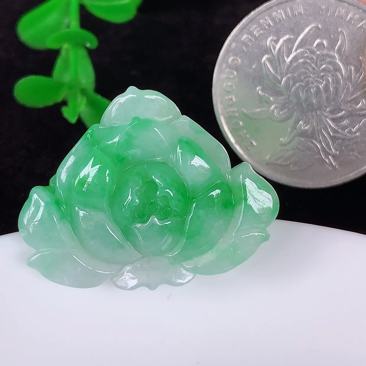 自然光实拍，冰润冰糯种飘阳绿翡翠莲花吊坠，种老水足，翠色灵动，寓意美好，佩戴时尚出众！#01.17