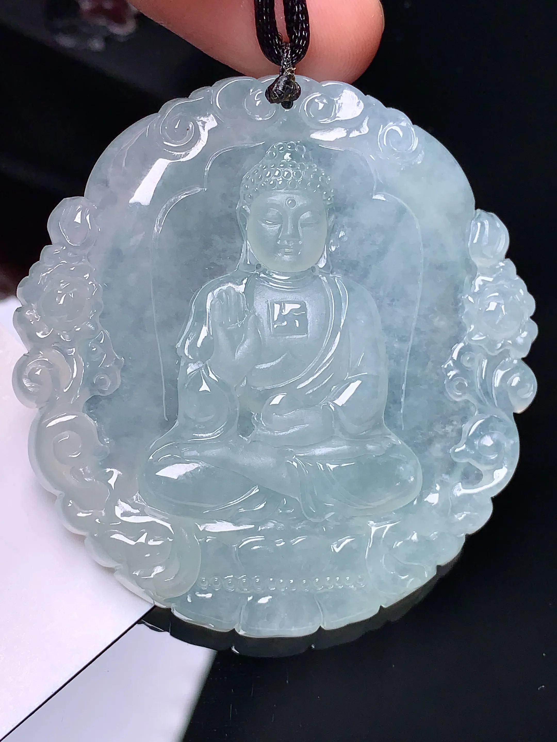 冰种大日如来佛祖吊坠 玉质细腻 水润亮眼  整体尺寸52.8*50*6