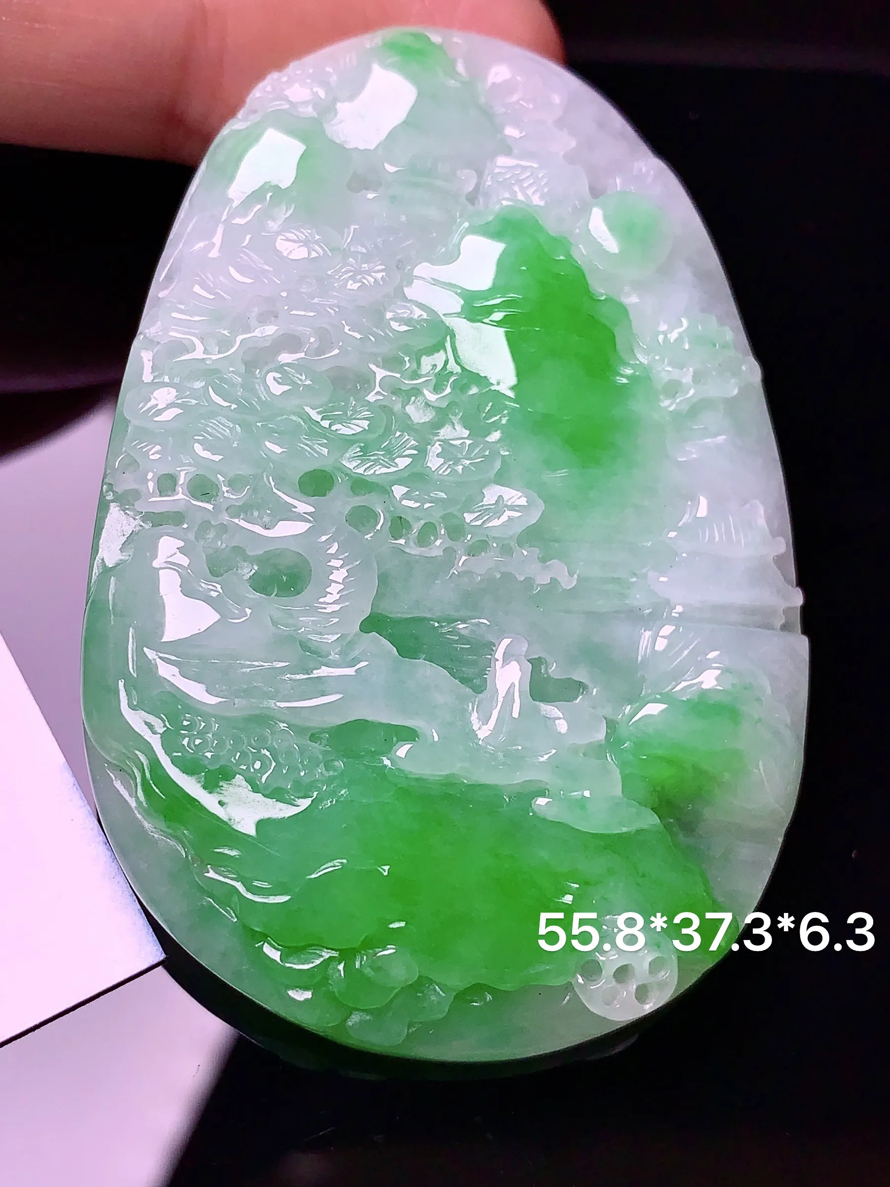 飘绿山水吊坠 玉质细腻 水润亮眼  整体尺寸55.8*37.3*6.3