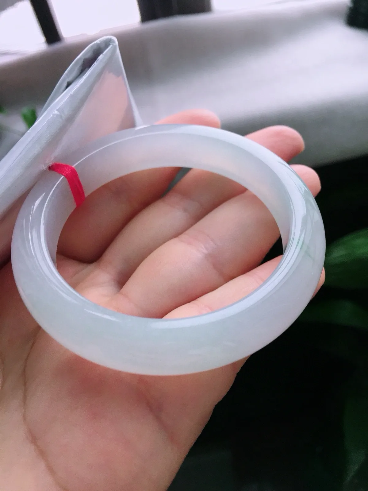 圈口56，正圈手镯，飘花，玉质冰润细腻，尺寸56-12.5-8.6mm