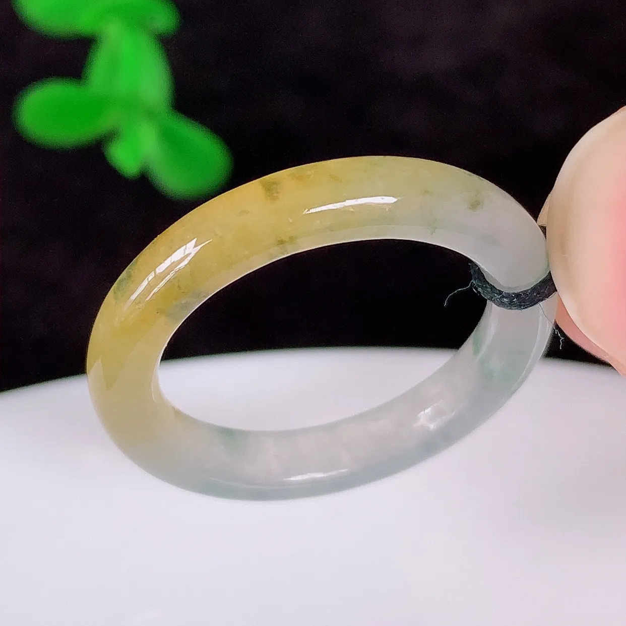 自然光实拍，冰润冰种黄翡17.5mm内径翡翠指环，玉戒指，玉质莹润，好精美好冰润的指环，15圈口，上手纤巧！#1.17