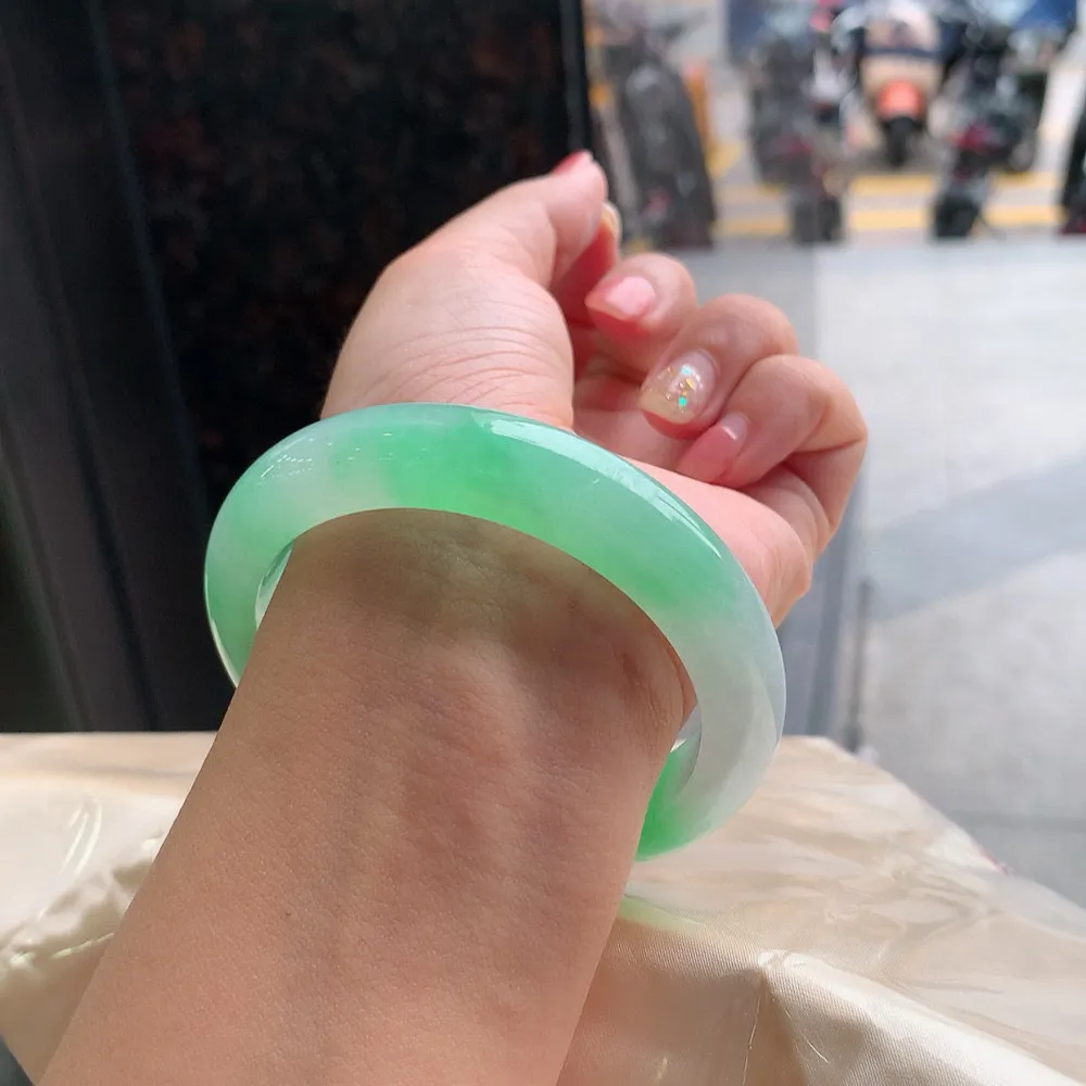 正圈高冰阳绿 无瑕 尺寸:57.9/12.5/8.9 种色俱佳