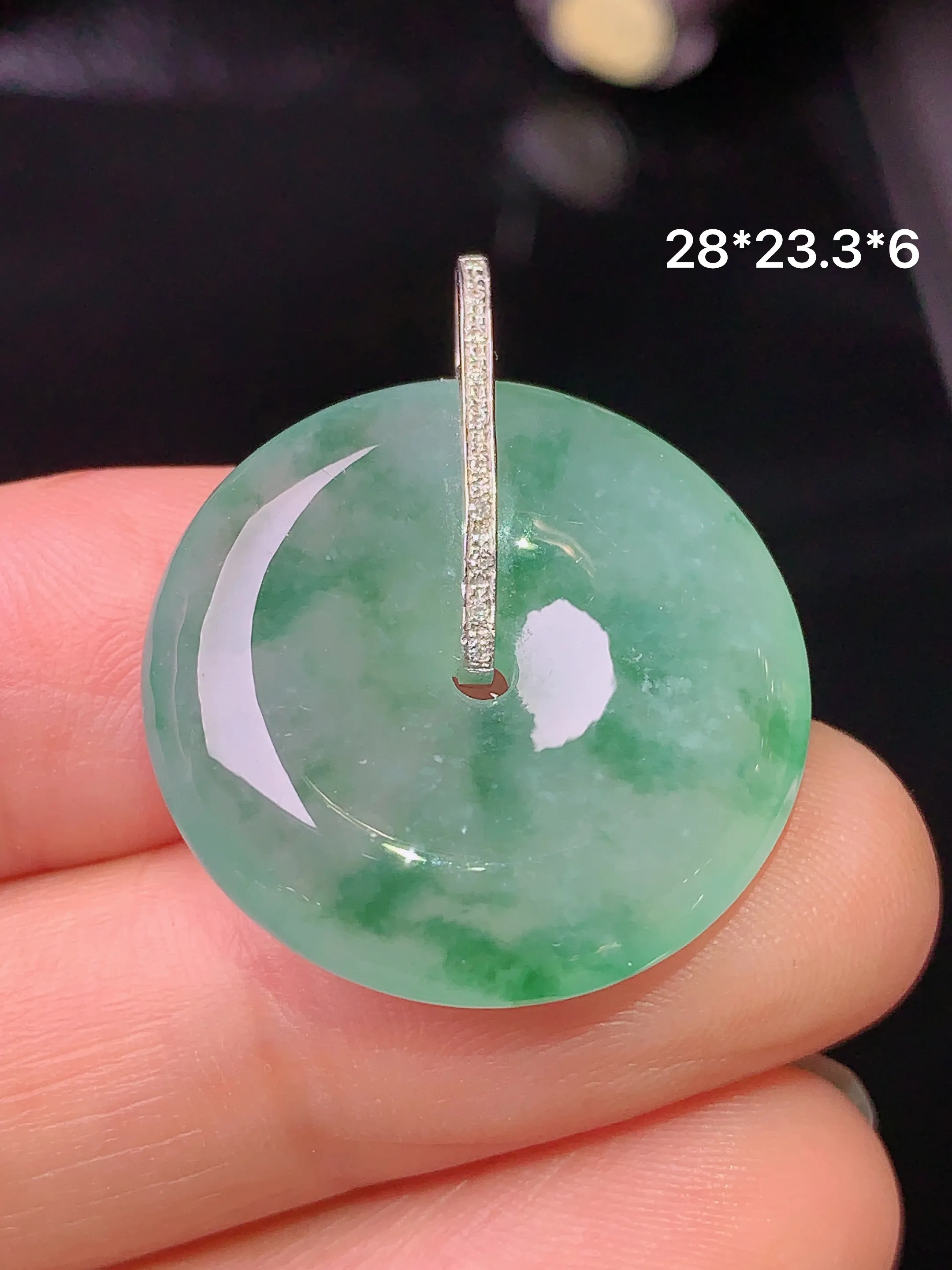 18k金钻镶嵌冰种飘绿平安扣吊坠 玉质细腻 色泽艳丽 整体尺寸28*23.3*6