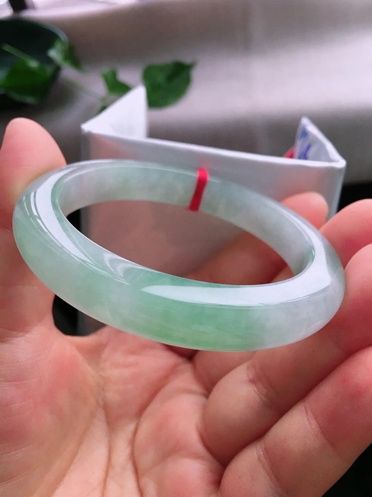 圈口59，正圈手镯，玉质冰润细腻，色泽清新，尺寸59-11.4-9.3mm