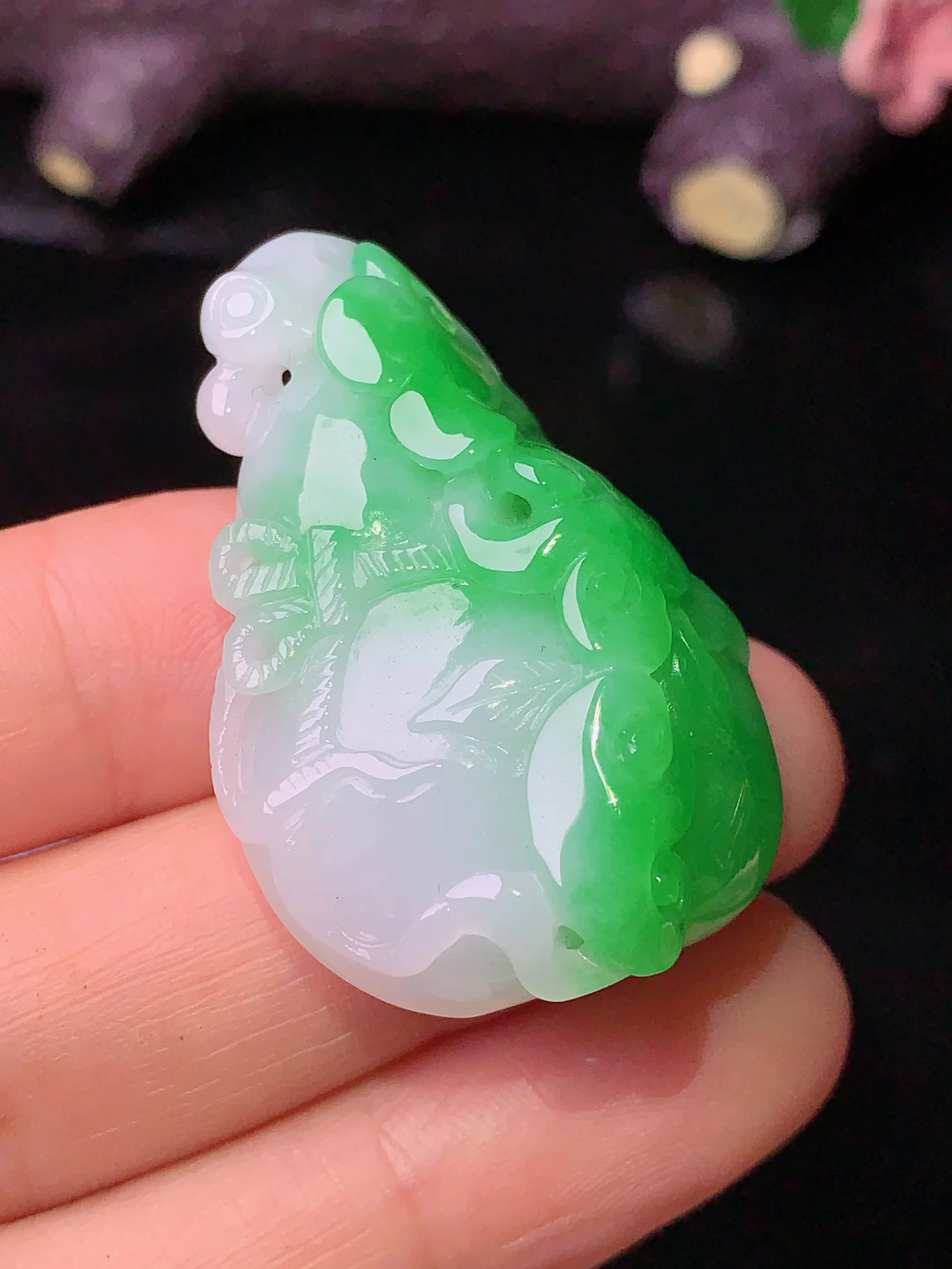翠绿雕花葫芦吊坠 玉质细腻 色泽艳丽 整体尺寸39*24.3*13.5