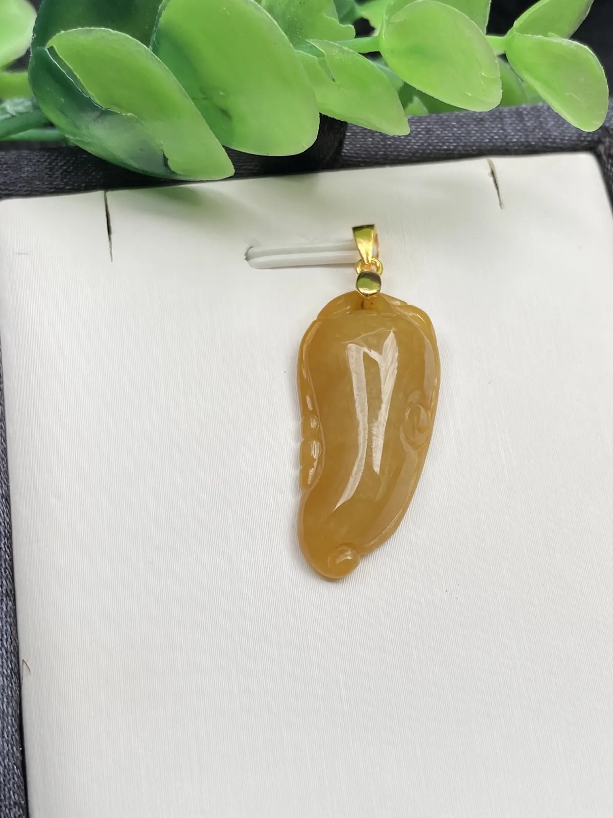 推荐【黄翡福瓜】鸡油黄天然黄翡，无纹裂，水润，细腻，种老，品相佳，带银扣，超值～～石头尺寸28.2*13.8*5.8