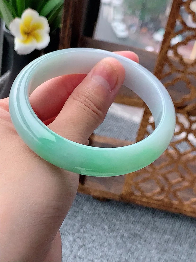 a货翡翠老坑飘绿正装正圈手镯58-59圈口 尺寸58.3×13.3×7.6mm 重量58.77g 0617