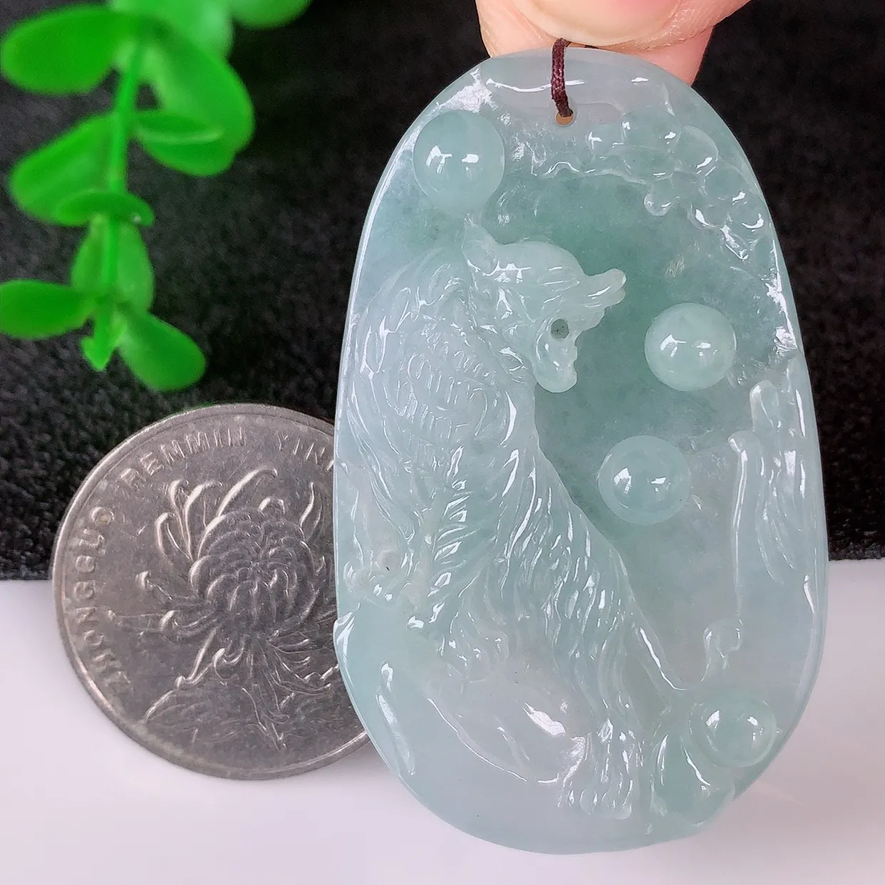 自然光实拍，冰润冰飘绿翡翠虎虎生威吊坠，种老水足，翠色灵动，寓意美好，佩戴时尚出众！#57.17