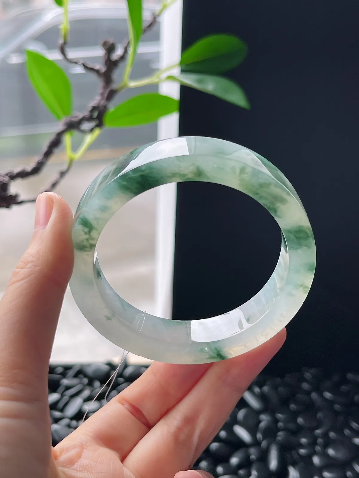 翡翠镯胚，⭕️正圈最大做52，圆条最大做48；最小做53.6。尺寸68-53.6-12.5-7.4