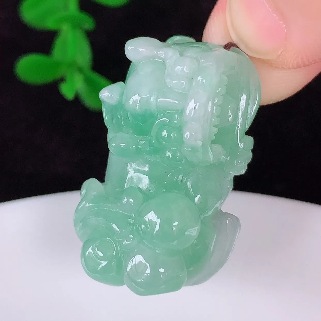 自然光实拍，冰润冰糯种飘绿翡翠招财貔貅吊坠，民间有“一摸貔貅运程旺盛，再摸貔貅财运滚滚，三摸貔貅平步青云 ”的美好祝愿。#57.17