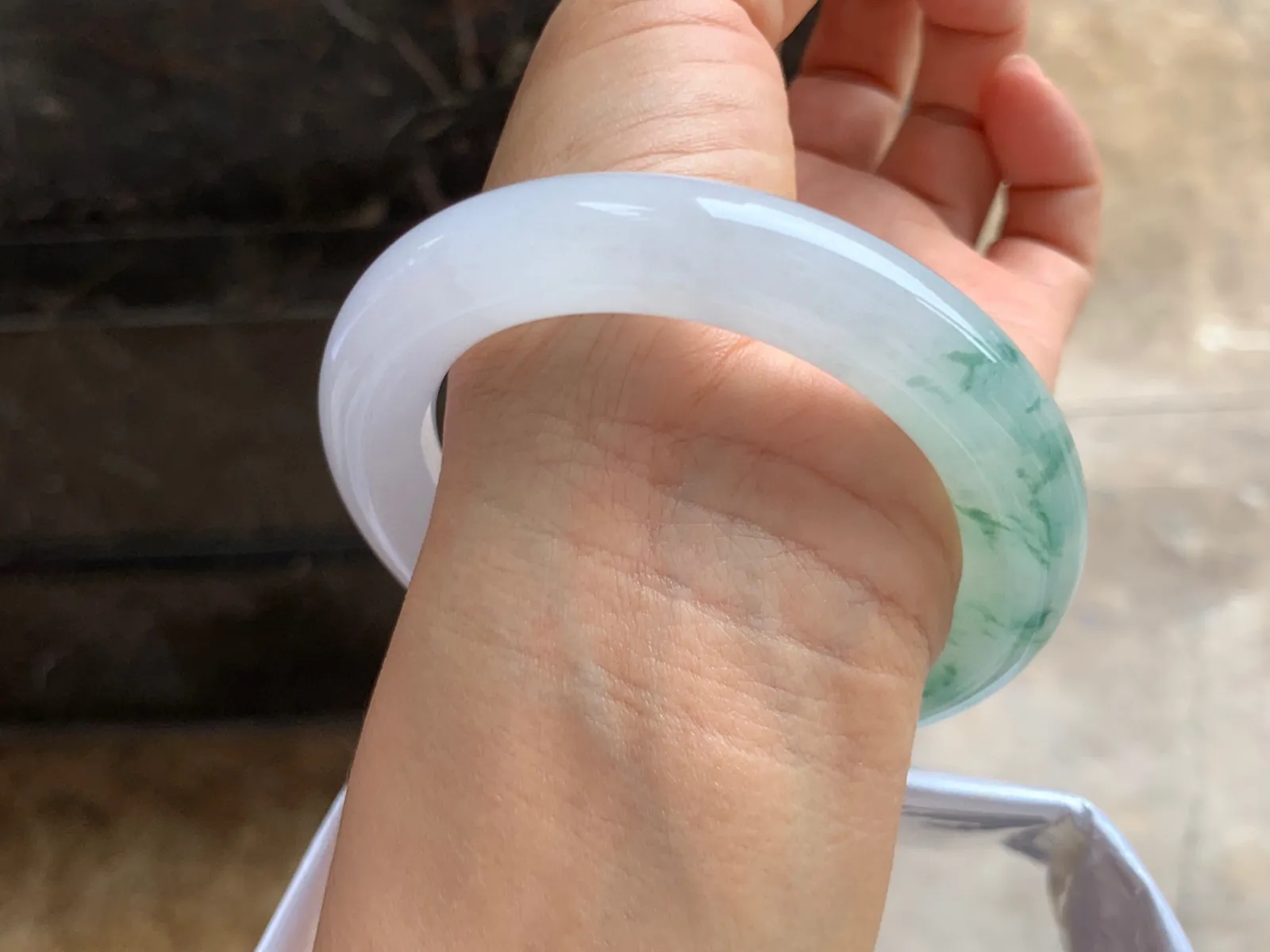 56.5-12.5mm
飘花圆条手镯  肉质细腻干净 清新绿花 