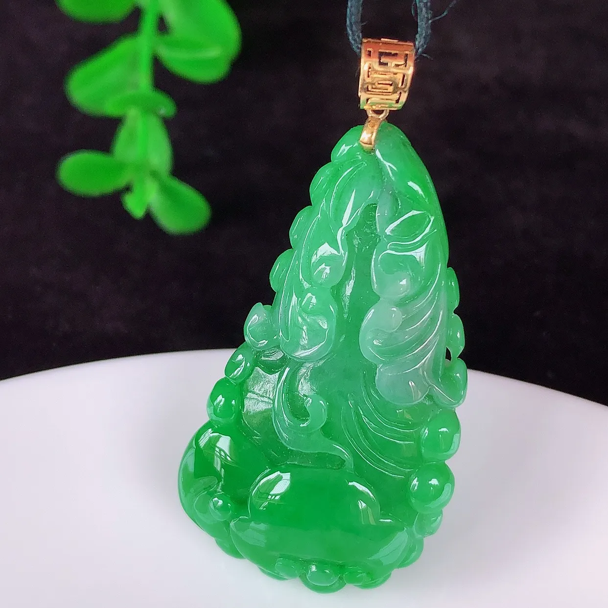 自然光实拍，18K金镶嵌冰润冰糯种飘阳绿翡翠招百财白菜吊坠，百财聚来，财源滚滚，色泽鲜艳，精工水润的
