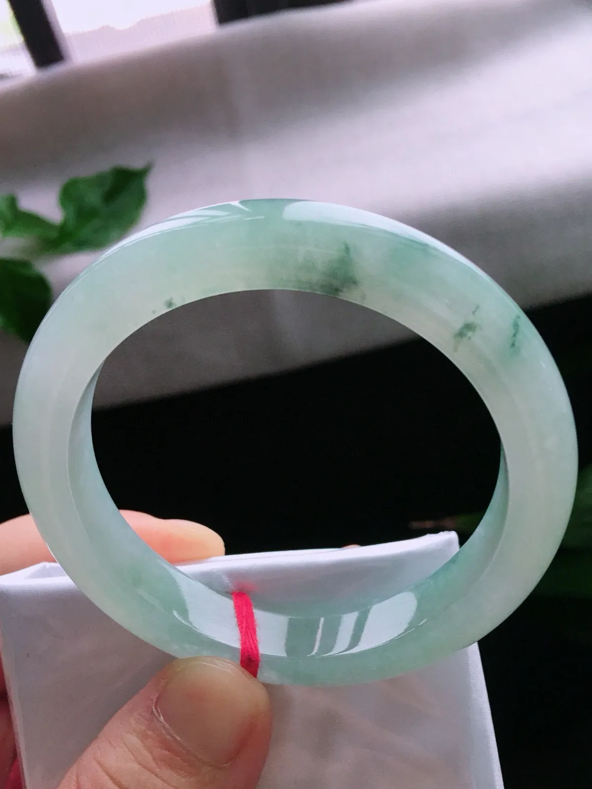 圈口56，正圈手镯，飘花，玉质水润细腻，尺寸56-11.7-8.5mm