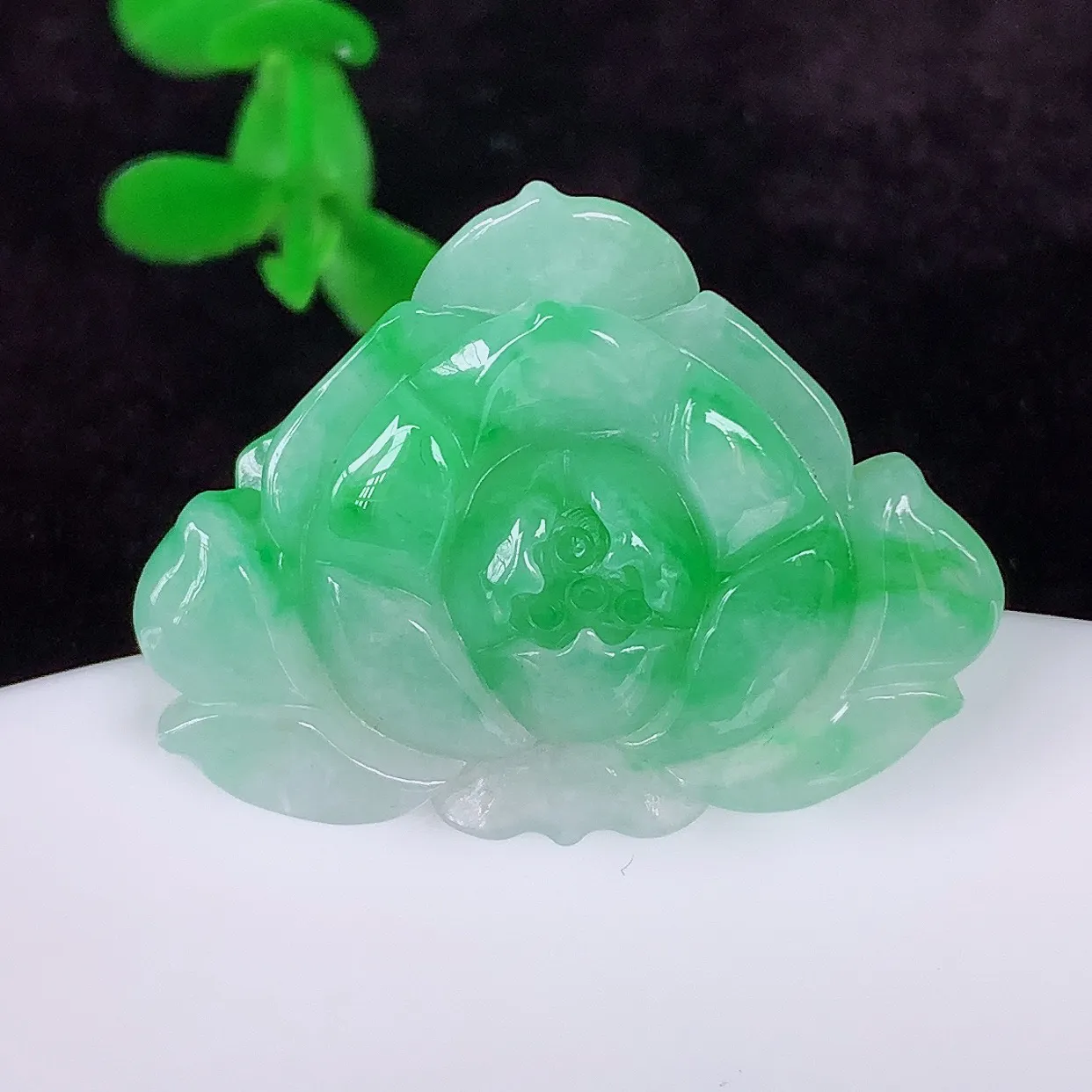 自然光实拍，冰润冰糯种飘阳绿翡翠莲花吊坠，种老水足，翠色灵动，寓意美好，佩戴时尚出众！#01.17