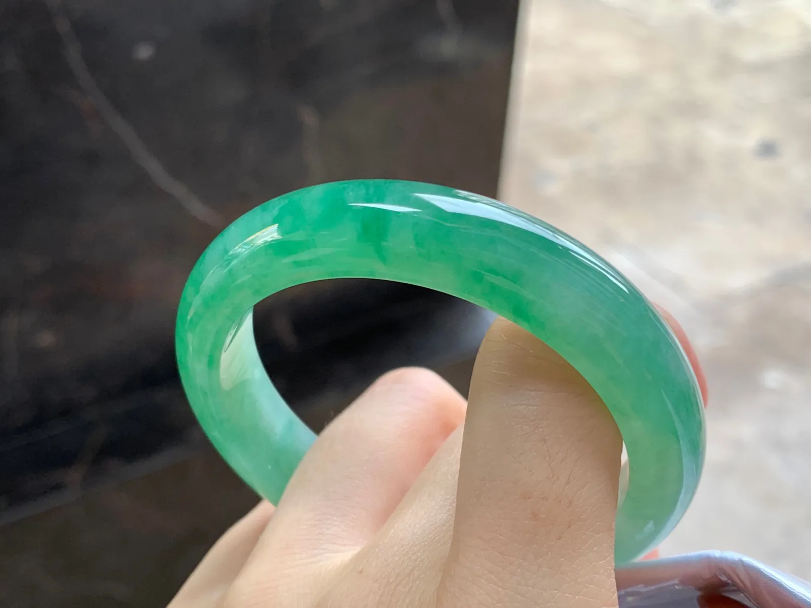 冰飘绿手镯
尺寸：54-12.4-8.4mm
种水好 很耐看的料子上手漂亮