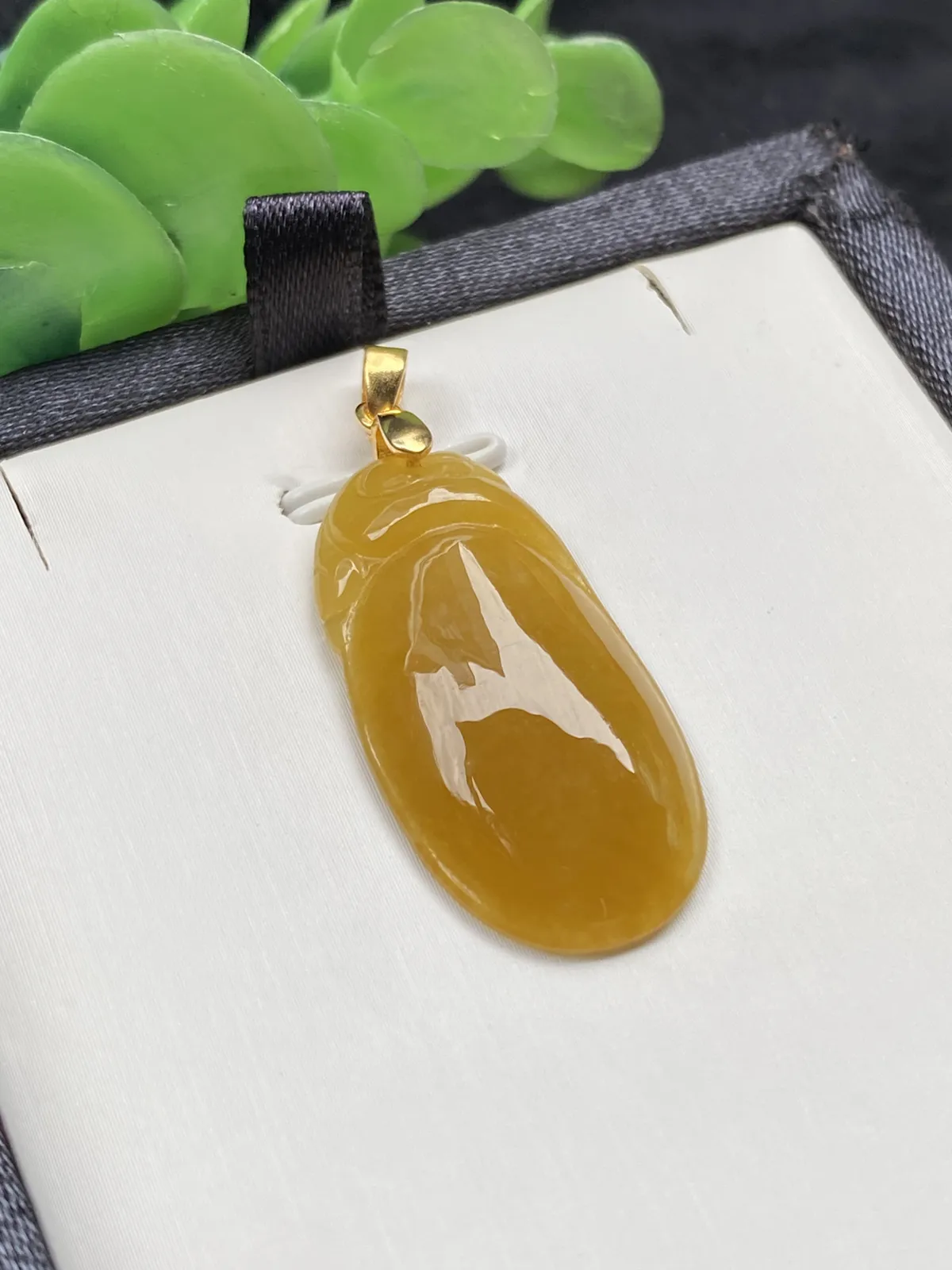 推荐【冰🧊黄龙头贝】黄翡福贝的作用与黄翡貔貅一样，贝在古代就是钱币，寓意辈辈有钱财源滚滚，黄翡也招财，无纹裂，水润，细腻，种老，品相佳，带银扣，超有性价比～～石头尺寸30.6*15.8*4.6