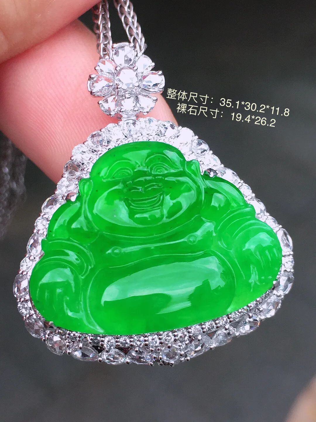 阳绿佛公吊坠，色泽均匀艳丽，玉质细腻，荧光感超
强，饱满圆润，气质满满。18k
金豪华镶嵌