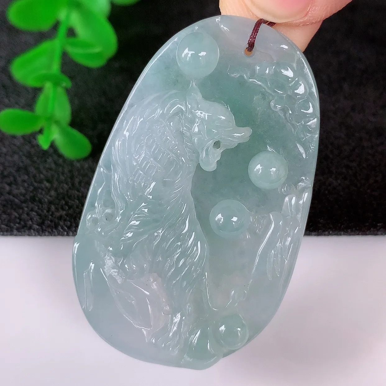 自然光实拍，冰润冰飘绿翡翠虎虎生威吊坠，种老水足，翠色灵动，寓意美好，佩戴时尚出众！#57.17