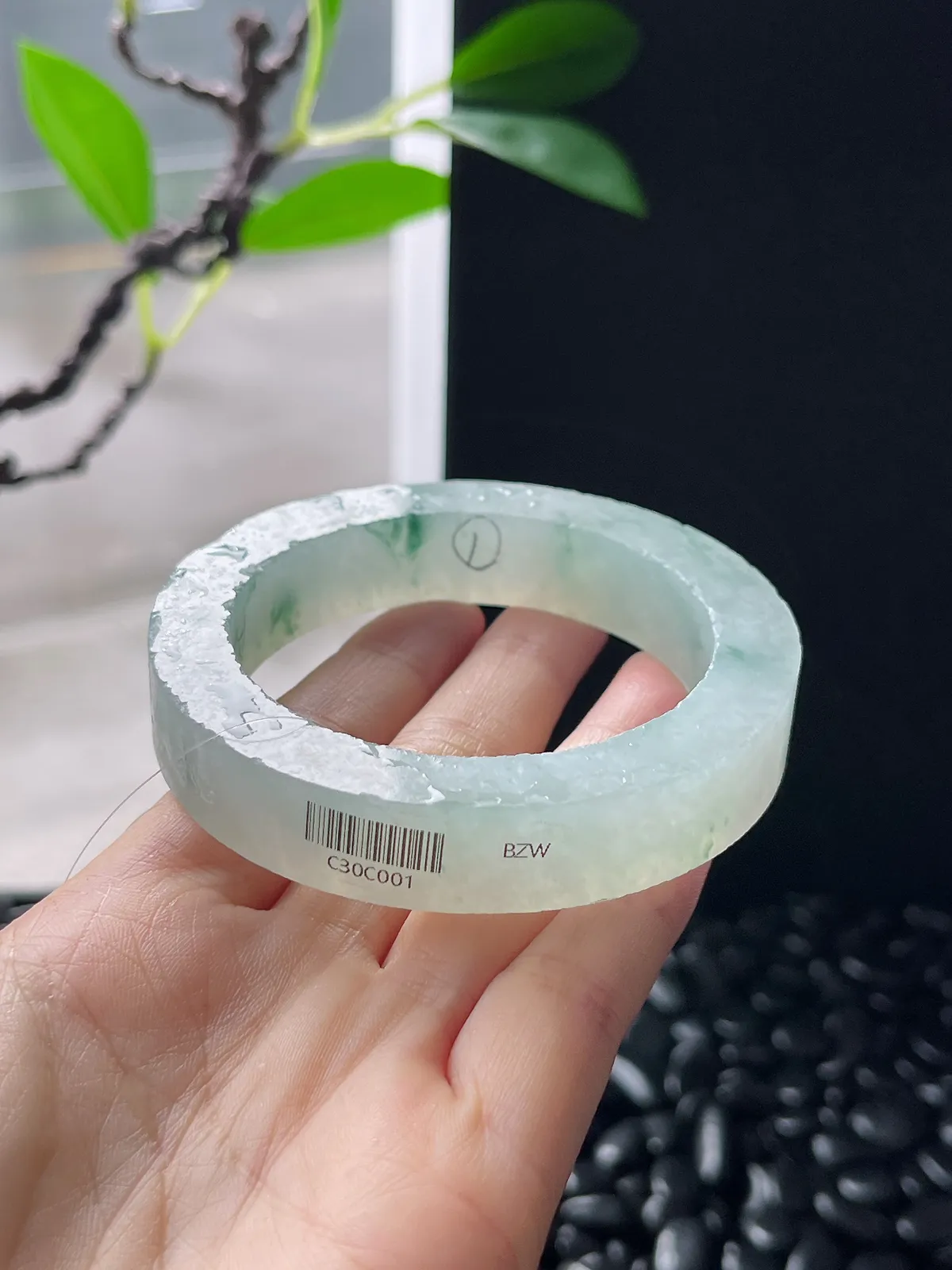 翡翠镯胚，⭕️正圈最大做55，圆条最大做51；最小做53.2。尺寸71-53.2-12.6-9
