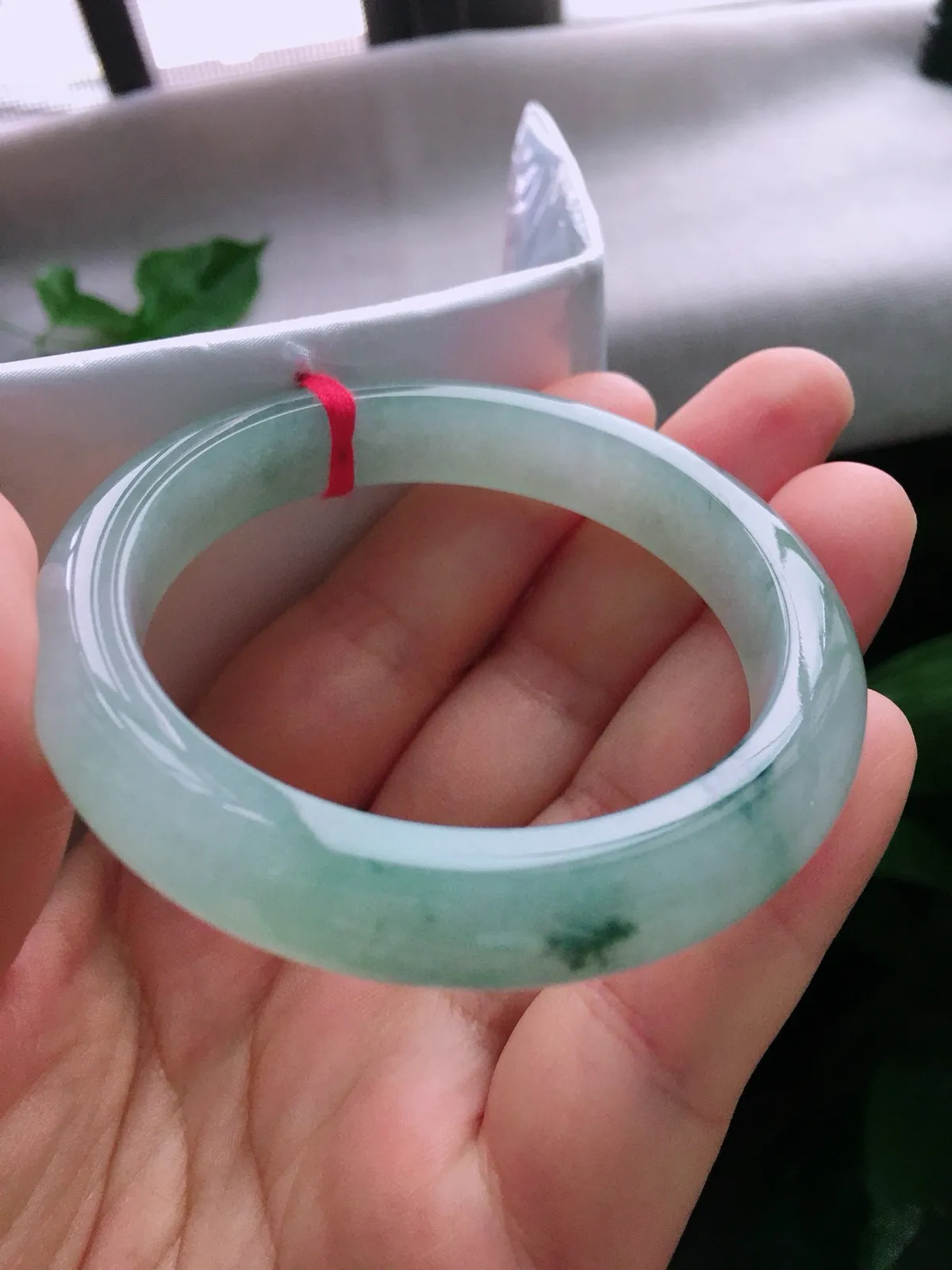 圈口56，正圈手镯，飘花，玉质水润细腻，尺寸56-11.7-8.5mm