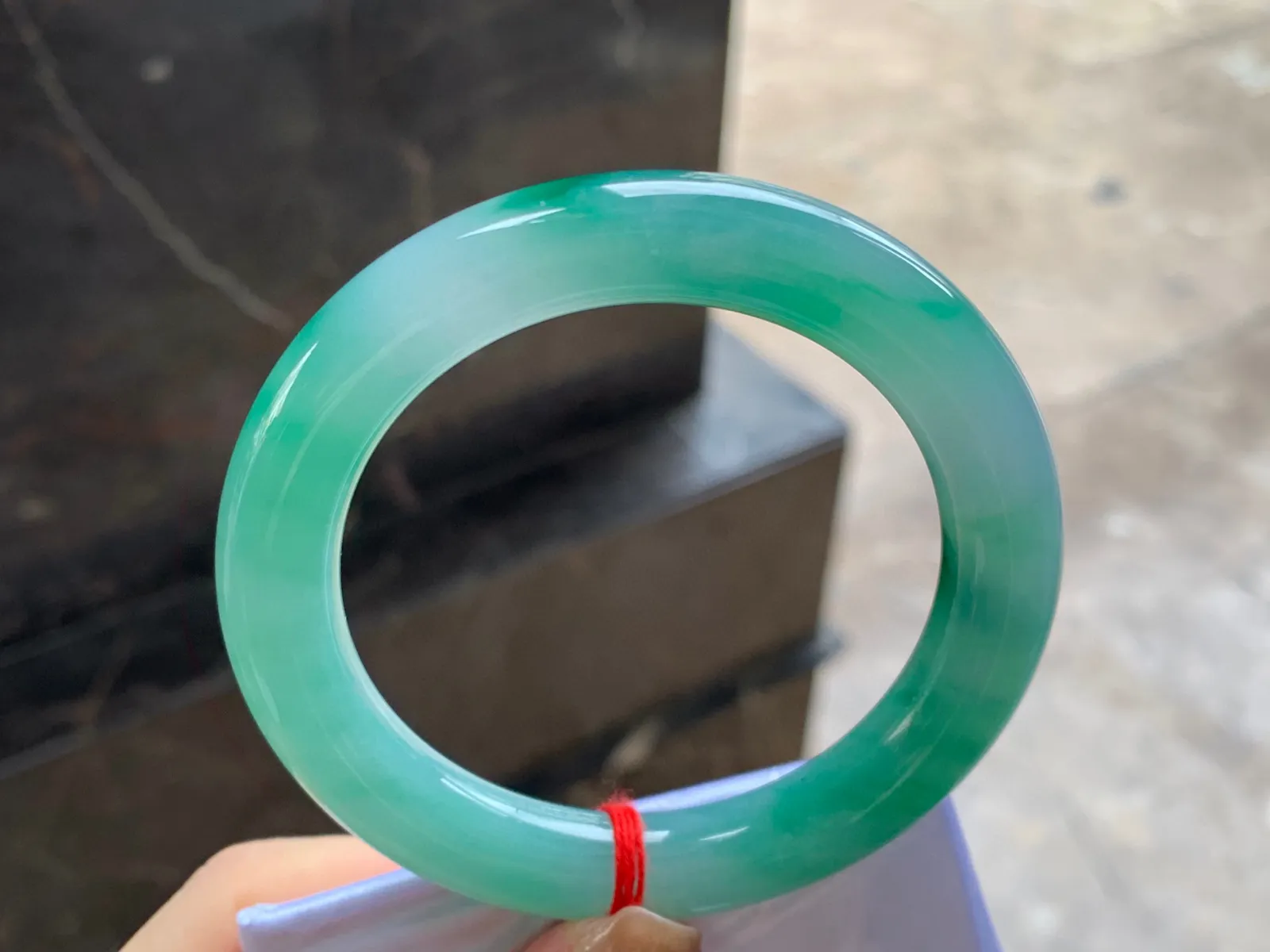 飘绿圆条手镯
尺寸：55.2-10.7mm
底子细腻干净～绿花漂亮大力推荐哦～