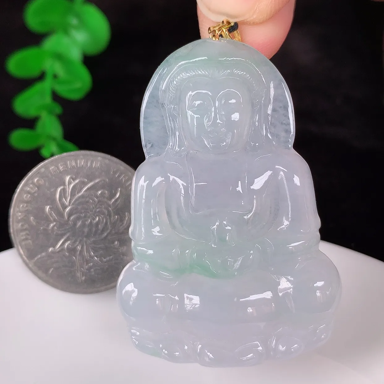 自然光实拍，18K金镶嵌冰飘绿翡翠观音吊坠，赐福翡翠观音，翠色迷人，观音面相端庄，佩戴时尚出众！#35.17