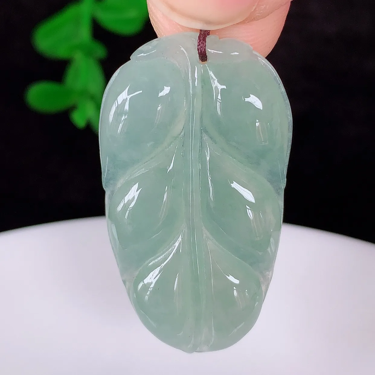 自然光实拍，冰润冰种翡翠事业有成叶子吊坠，莹润且起胶，叶子清秀优雅，佩戴大业有成！#57.17