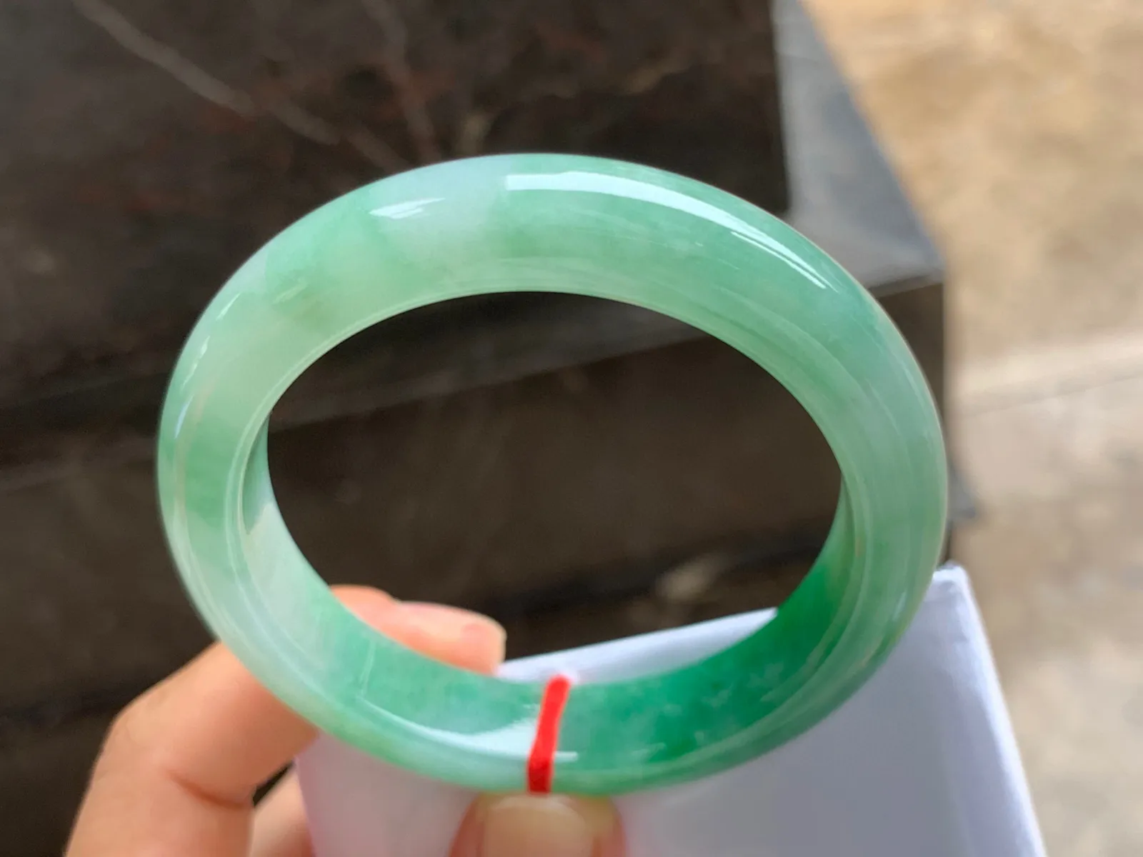 56-12.5-9mm
带色手镯 底子细腻 一段辣绿色