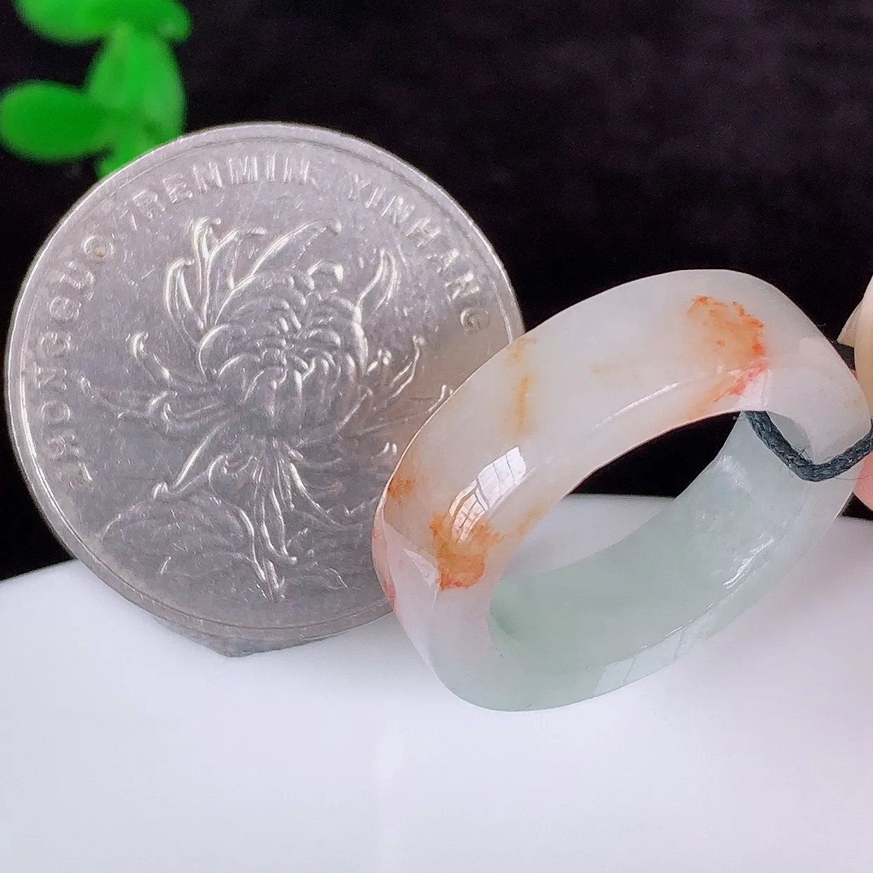自然光实拍，冰润冰糯种洒金17mm内径翡翠指环，玉戒指，玉质莹润，好精美好冰润的指环，12圈口，上手纤巧！#46.17
