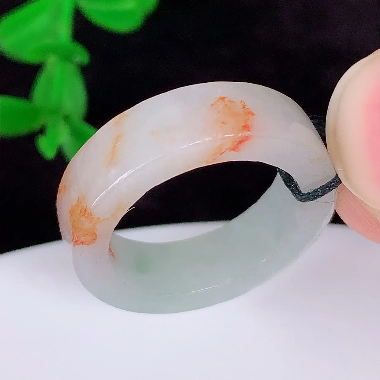 自然光实拍，冰润冰糯种洒金17mm内径翡翠指环，玉戒指，玉质莹润，好精美好冰润的指环，12圈口，上手