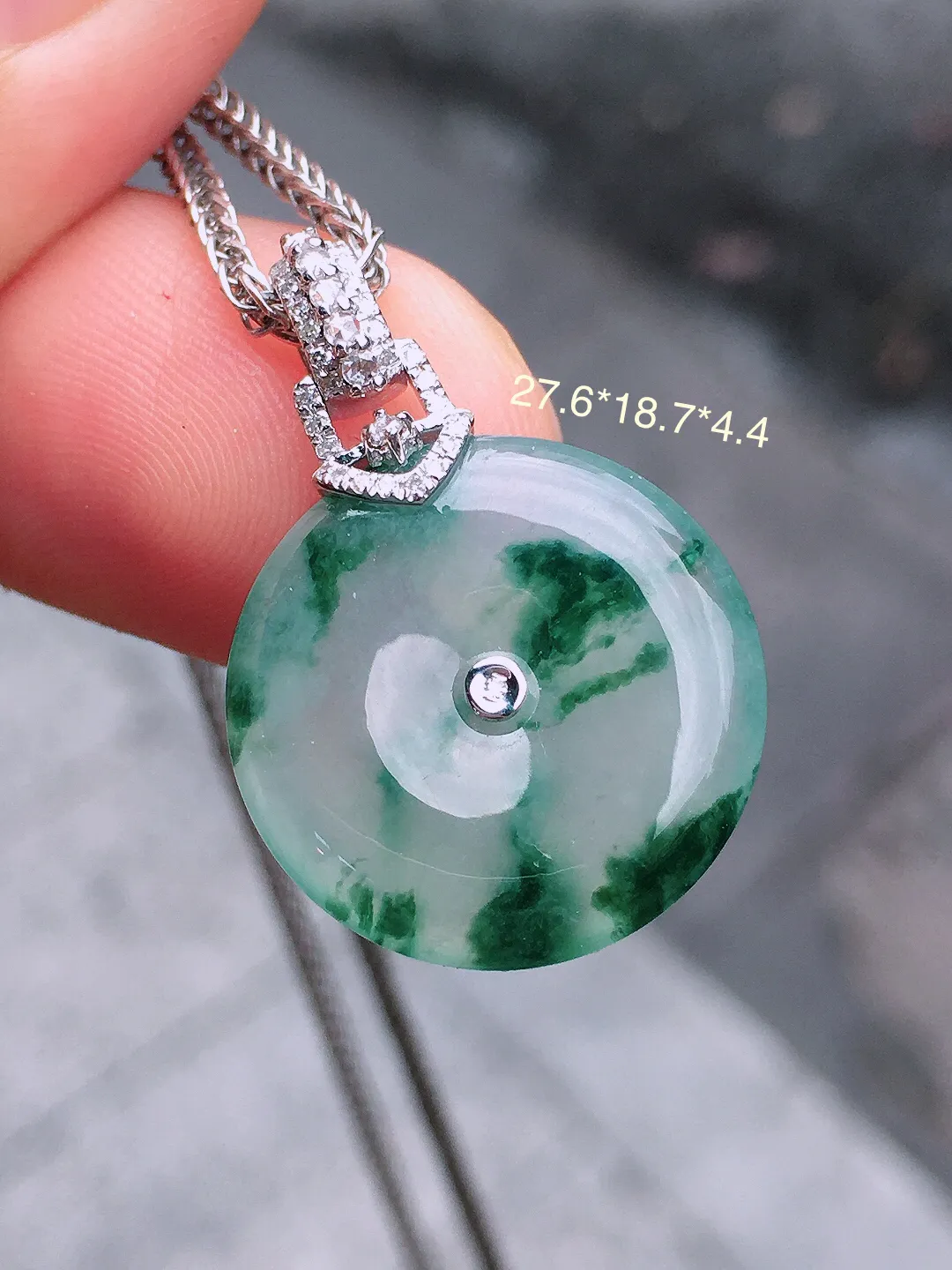 冰飘花平安扣吊坠，色泽艳丽，玉质细腻，荧光感超
强，饱满圆润，气质满满。18k
金豪华镶嵌